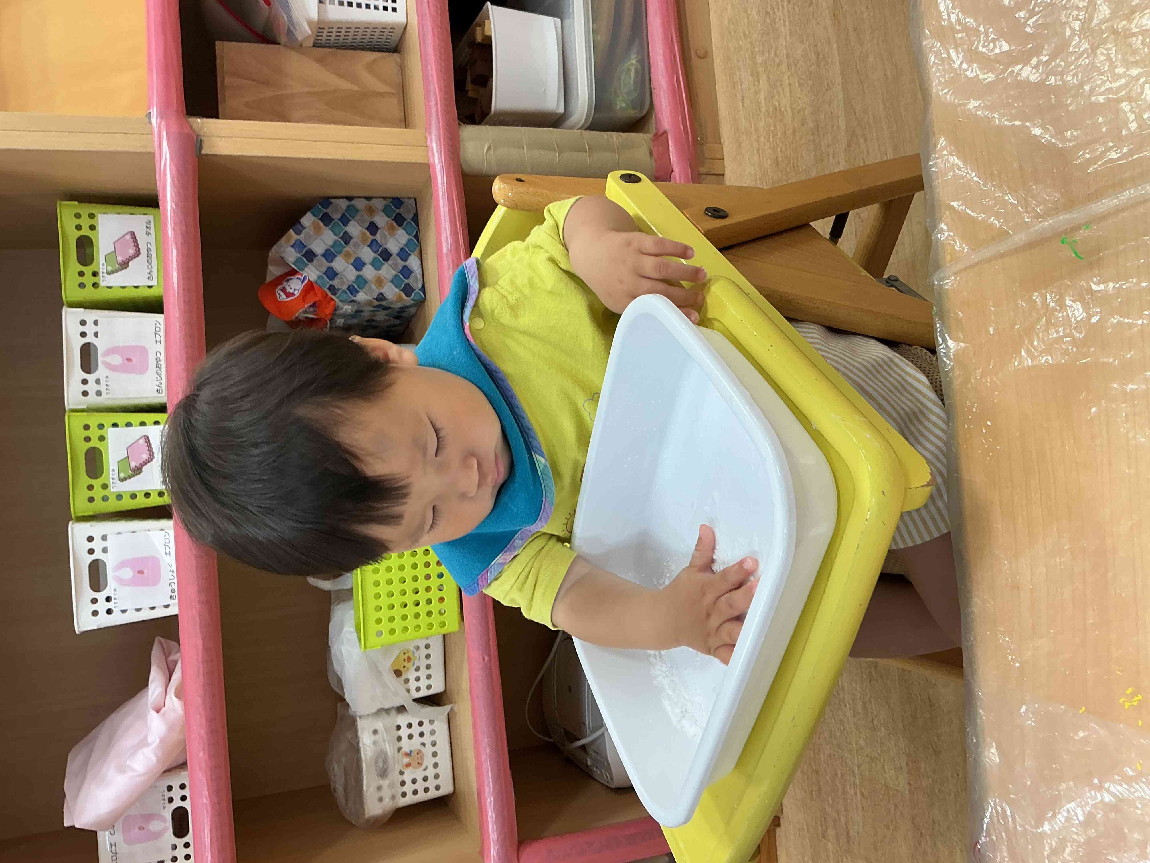 どんな感触かな〜？片栗粉で遊んだよ（あひる組 1歳児）