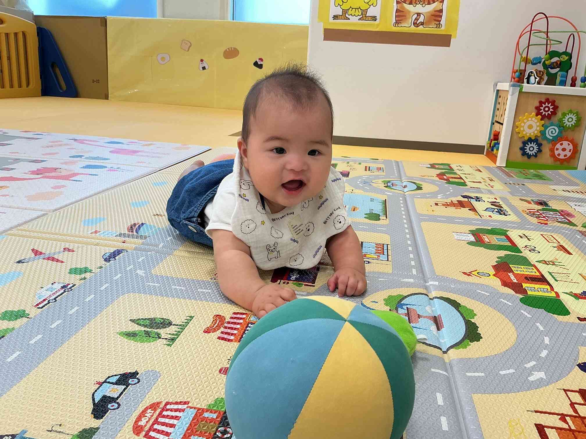 7月入園のお友だち♡寝返りが上手にできるよ！