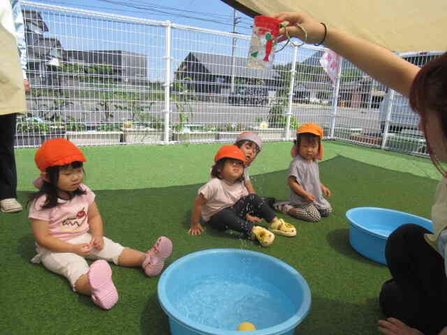 水遊びがはじまったよ～!!（あひる組　1歳児）
