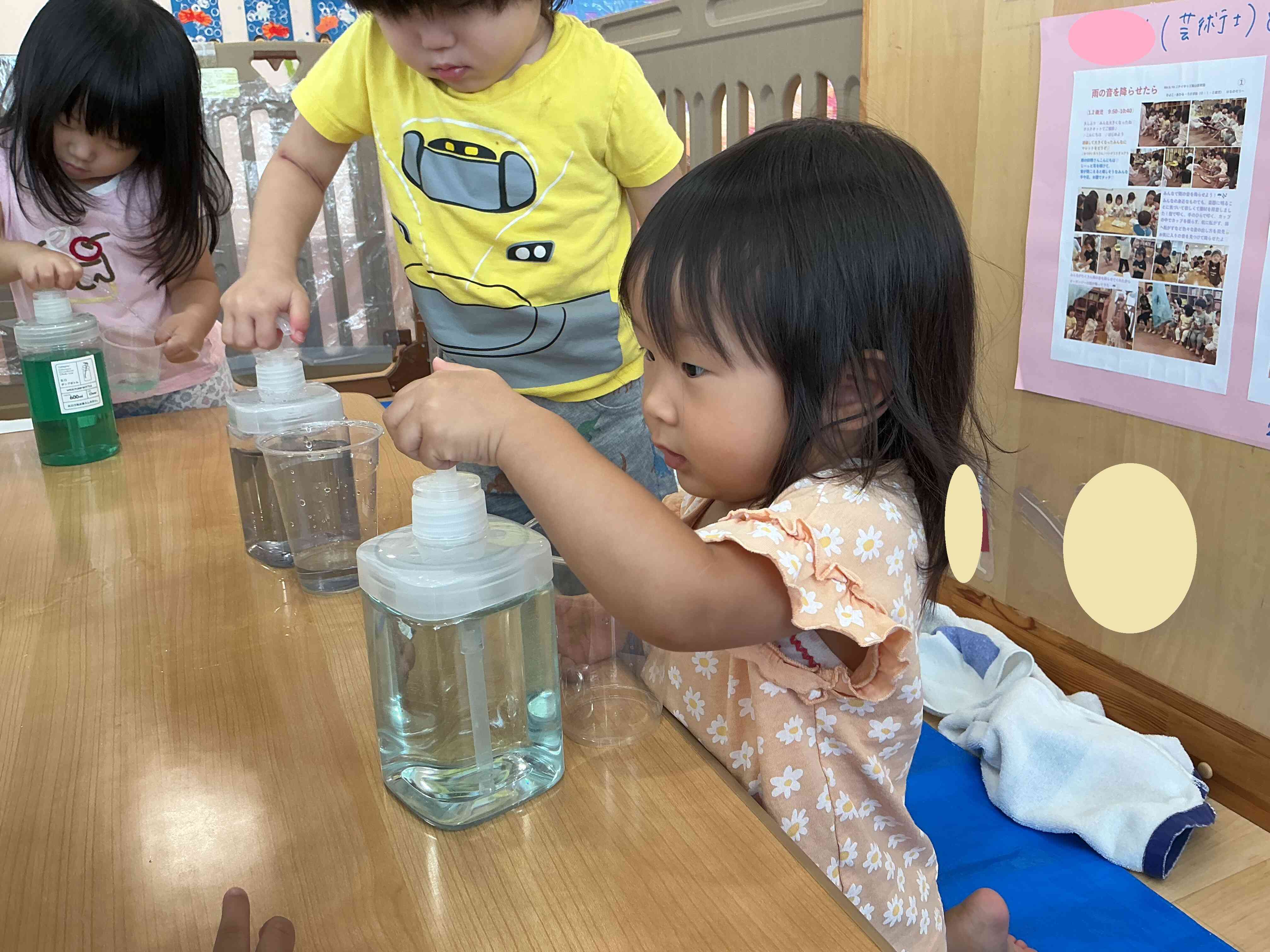 どんな色が好き！？色水遊びをしたよ（あひる組 1歳児）