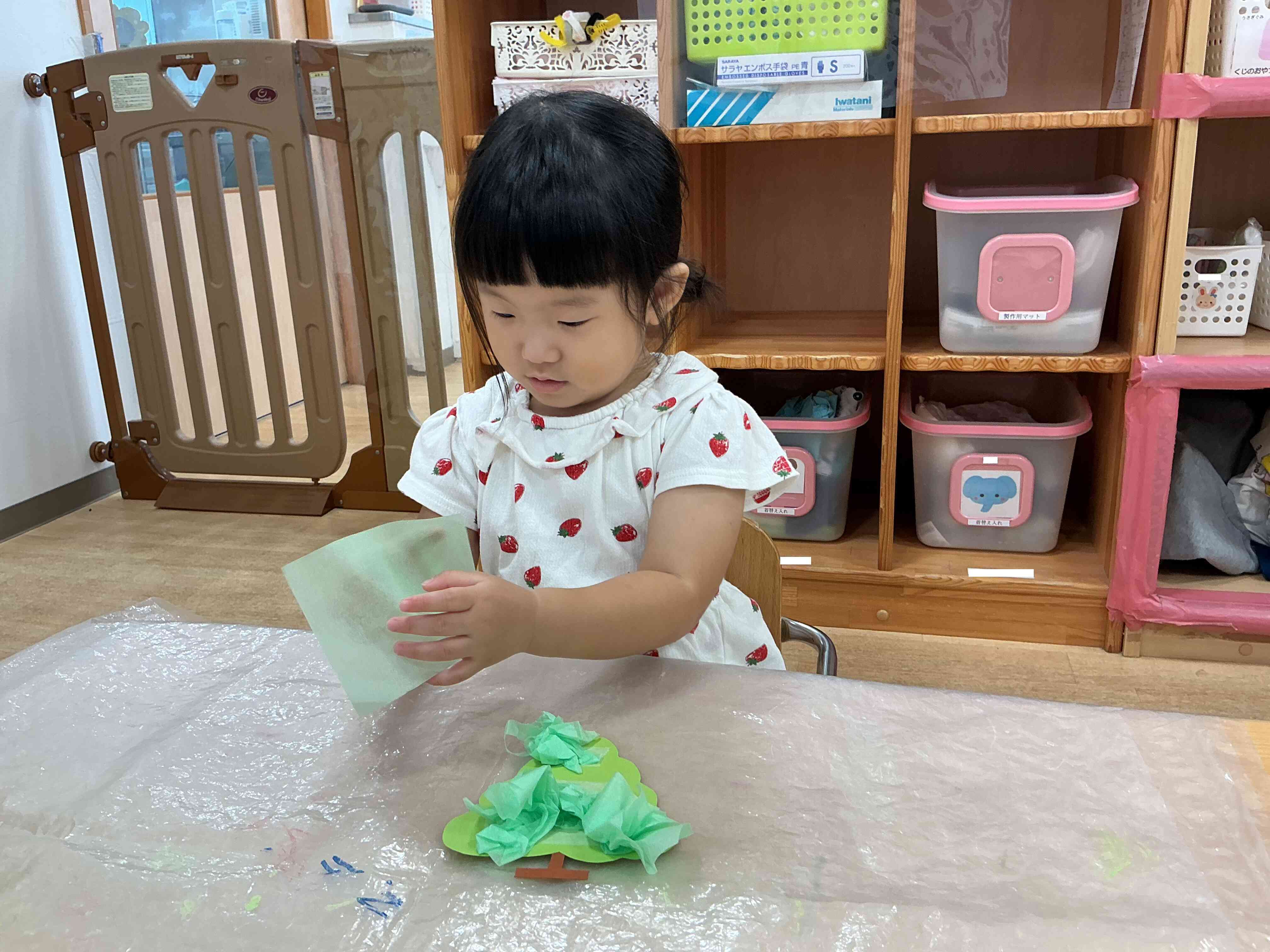 たくさん花紙を丸めていくよ！！
