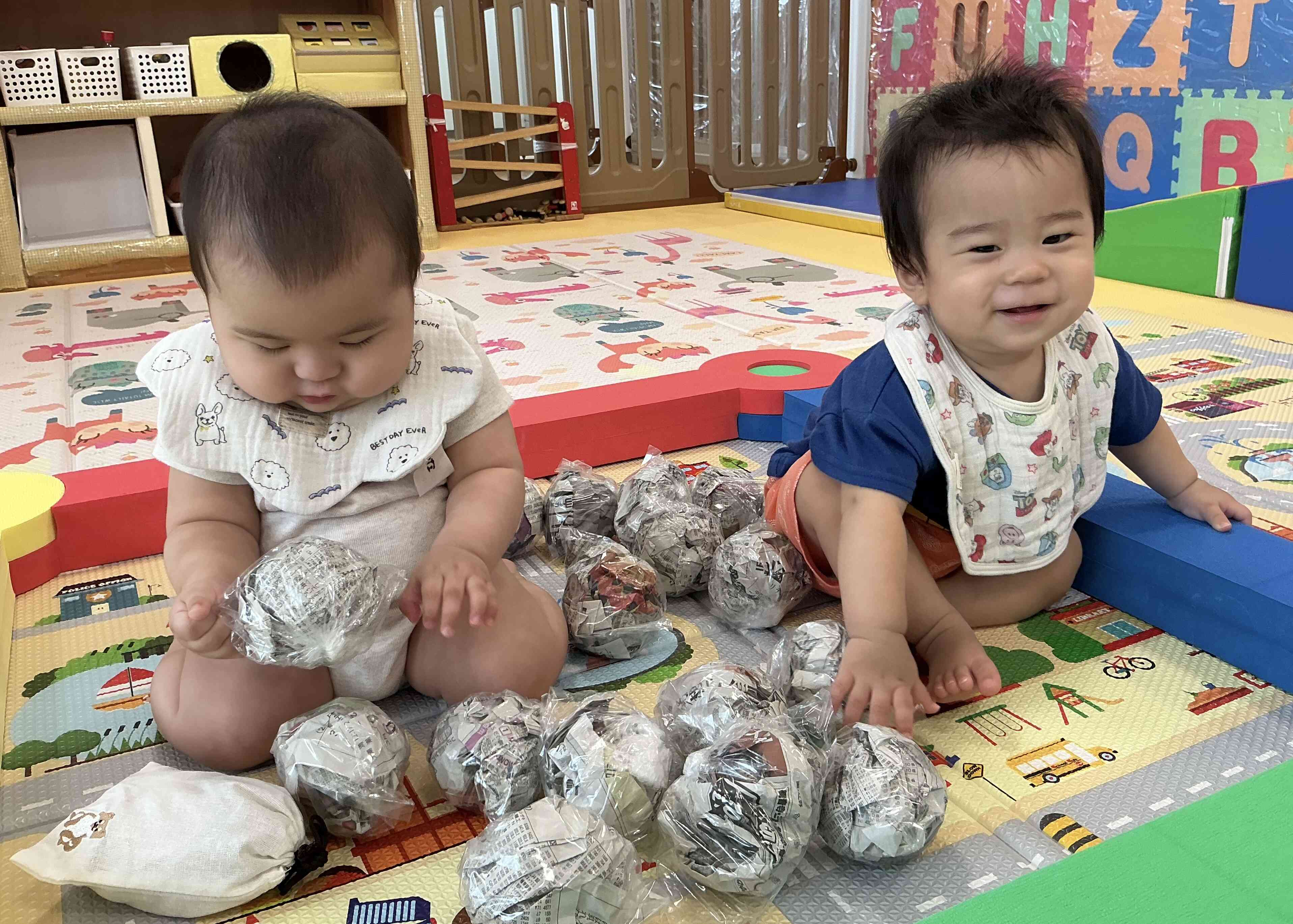 新聞ボールで遊んだよ♪（０歳児 ひよこ組）