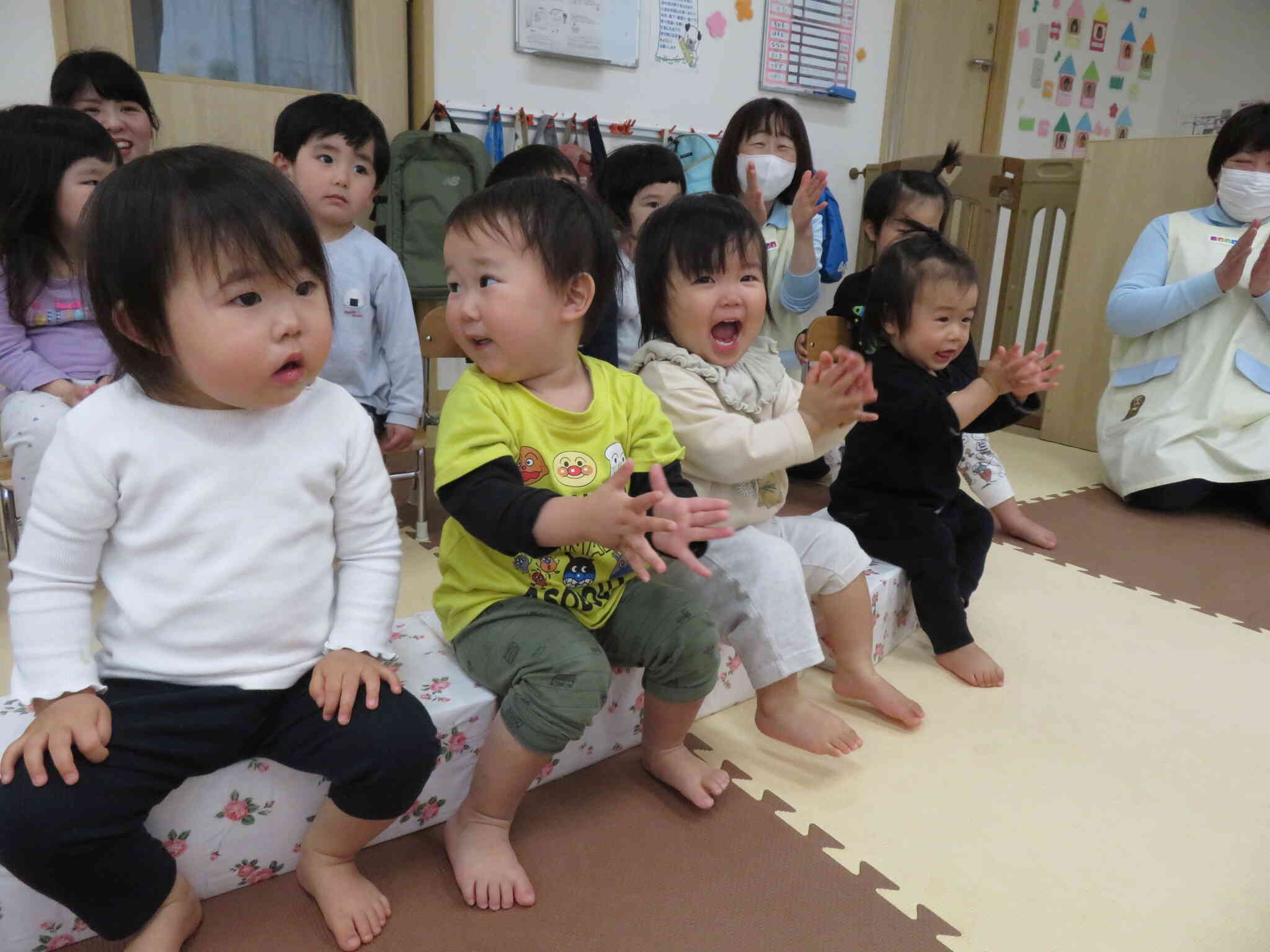 手をたたいたり、身を乗り出したり、ジャンプしたりと子ども達が楽しんでくれました。