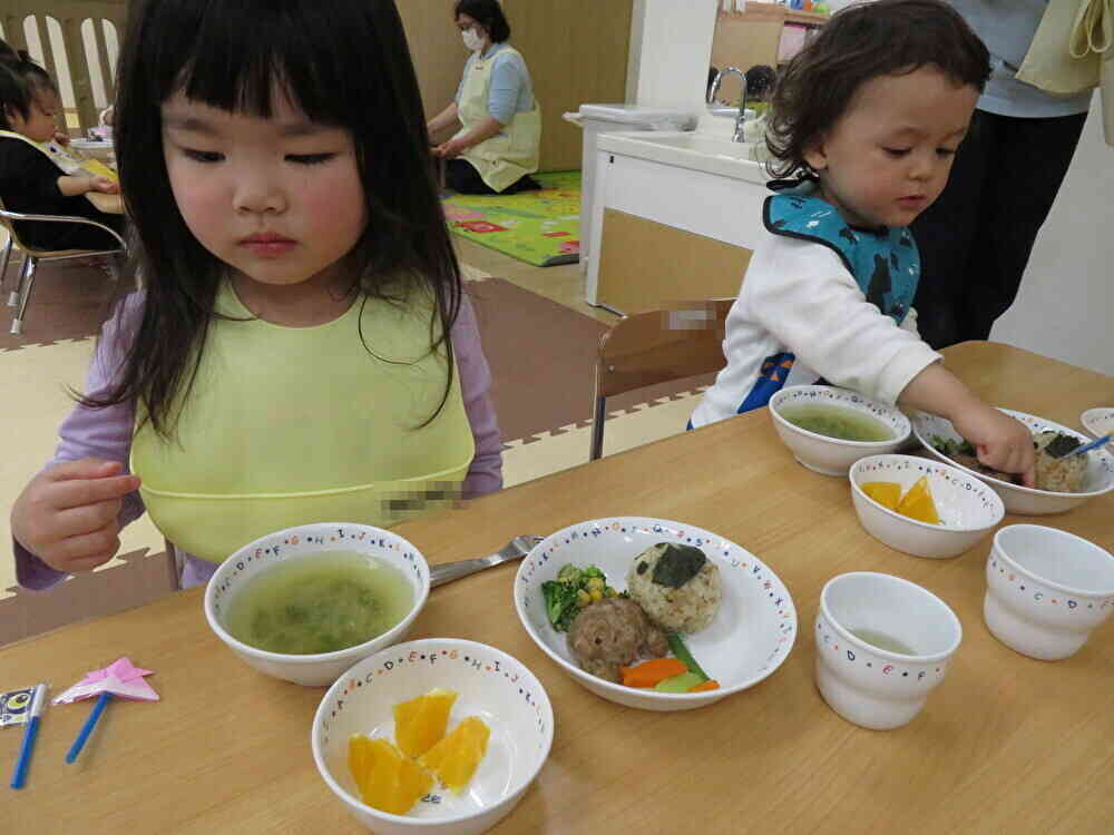 お昼の給食も　かぶとやこいのぼりがついて　かわいいお食事でした。