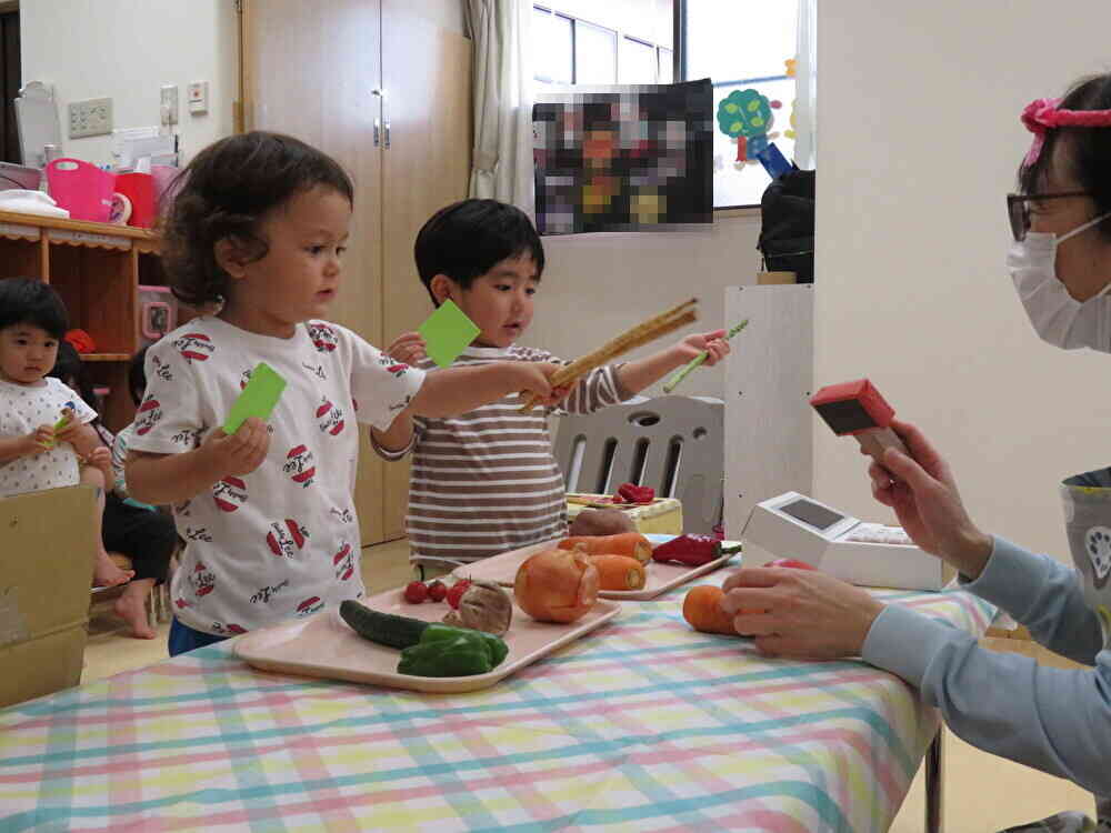 野菜を選んで　”ピッ”　カードでお支払い。