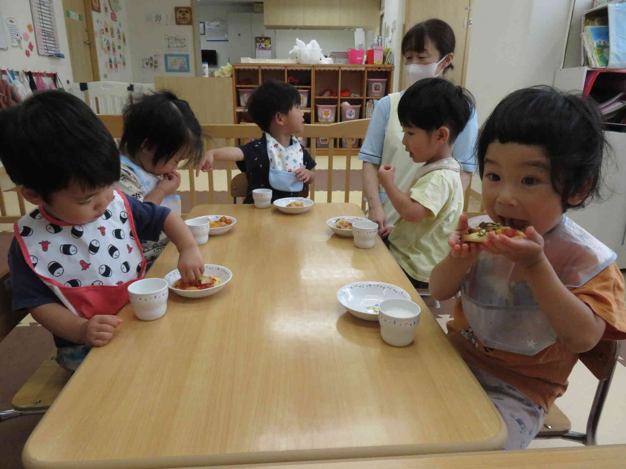 午睡から起きた　午後のおやつです。ピザが焼けたよ。