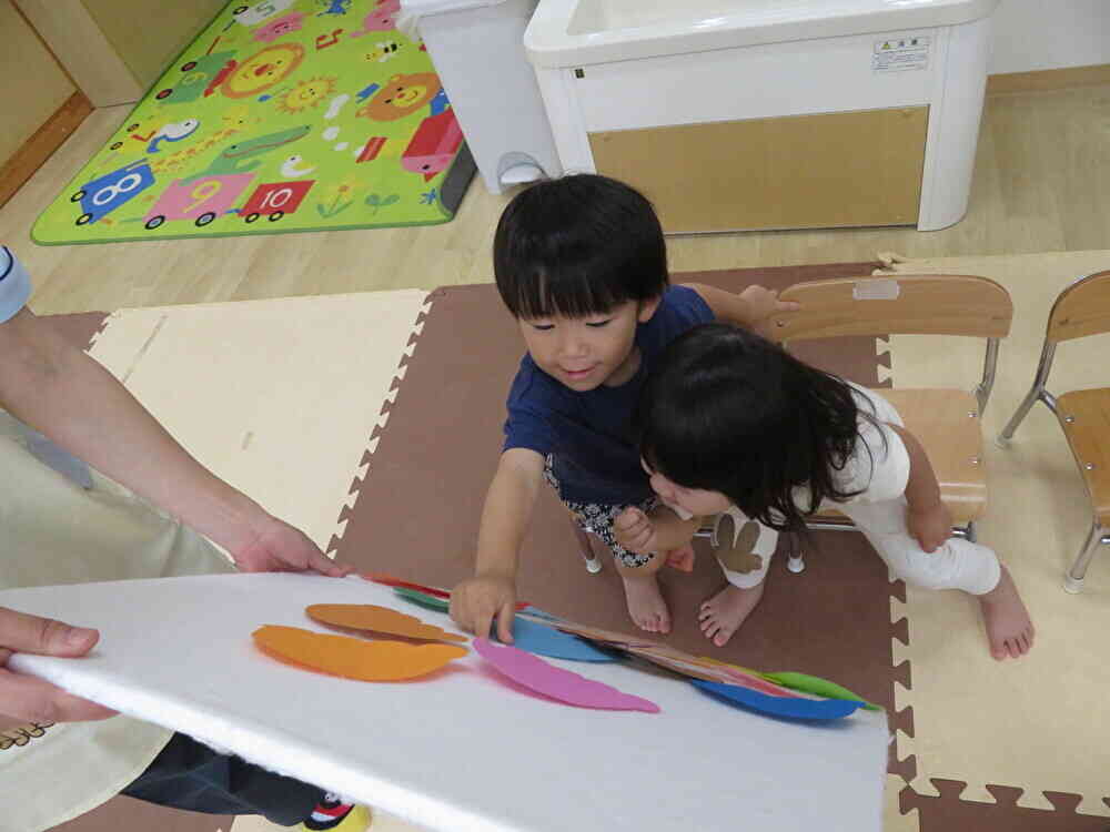 お友達と一緒に　どの味のアイスがいいかな。