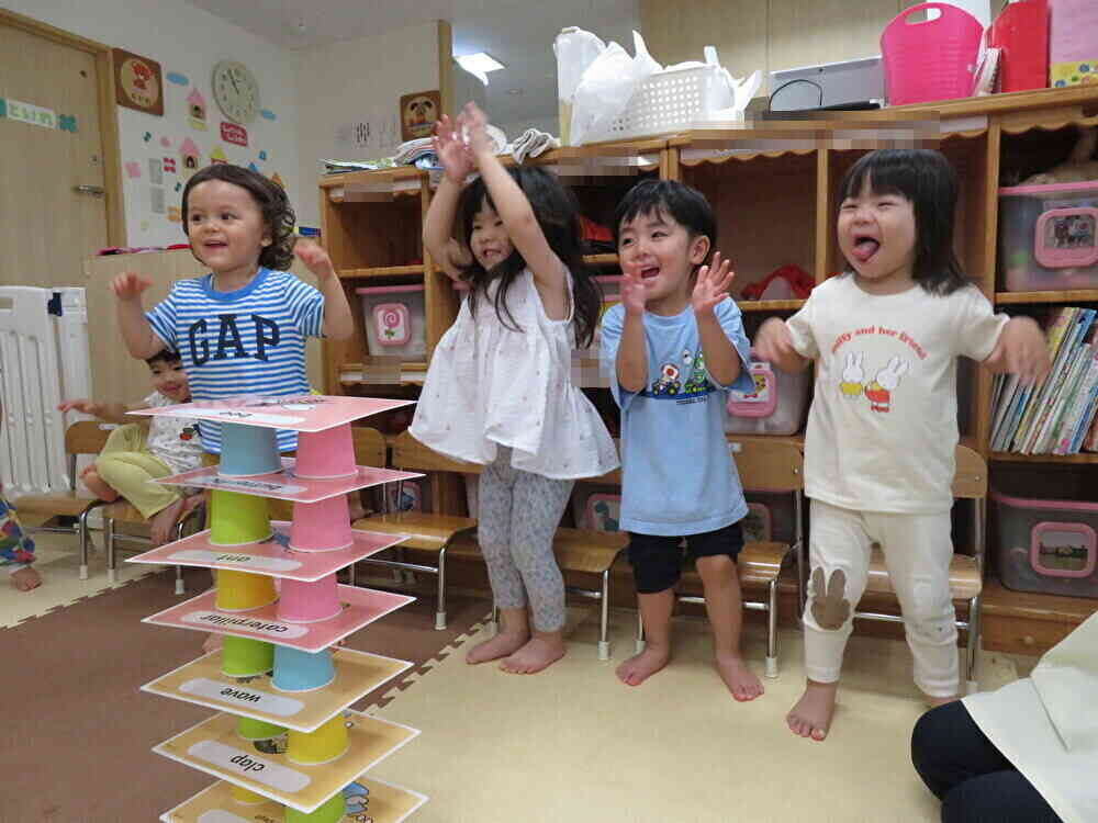 うさぎ組（２歳児クラス）の英語レッスンの様子
