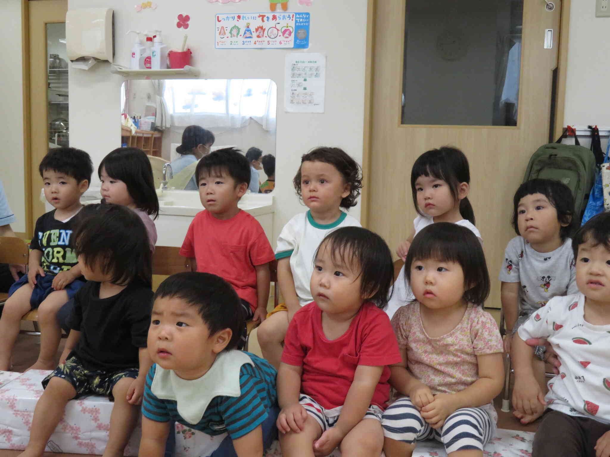 子ども達は、お話やシアターに集中していました。