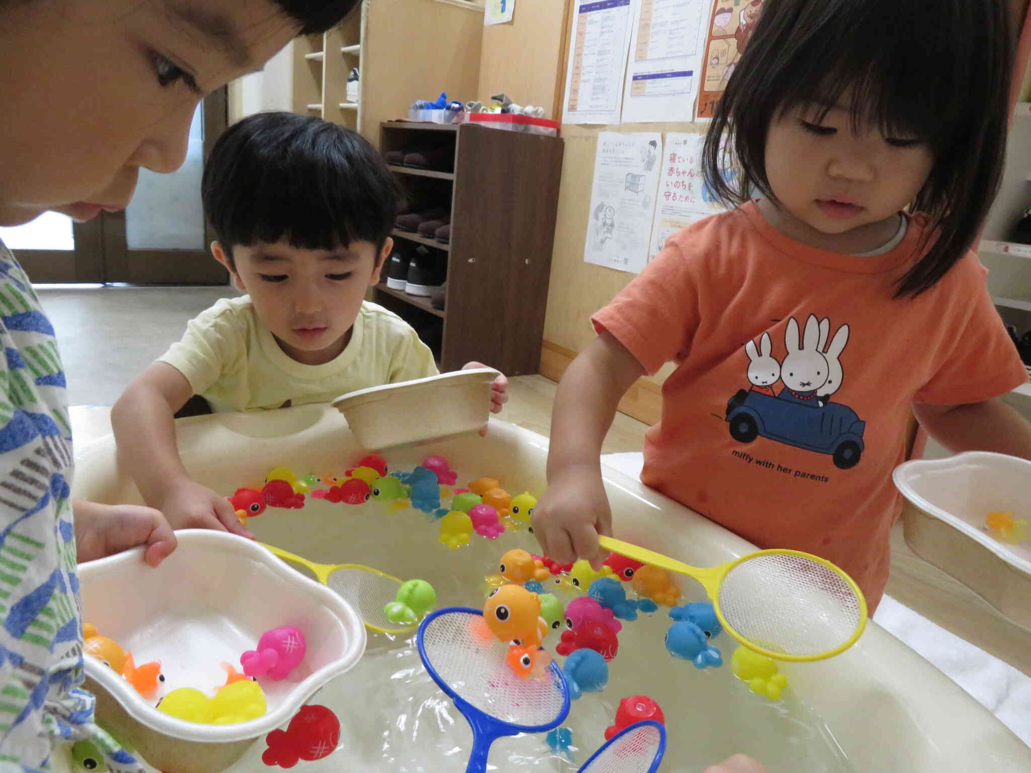 周りには目もくれず、ひたすら金魚をすくいます。