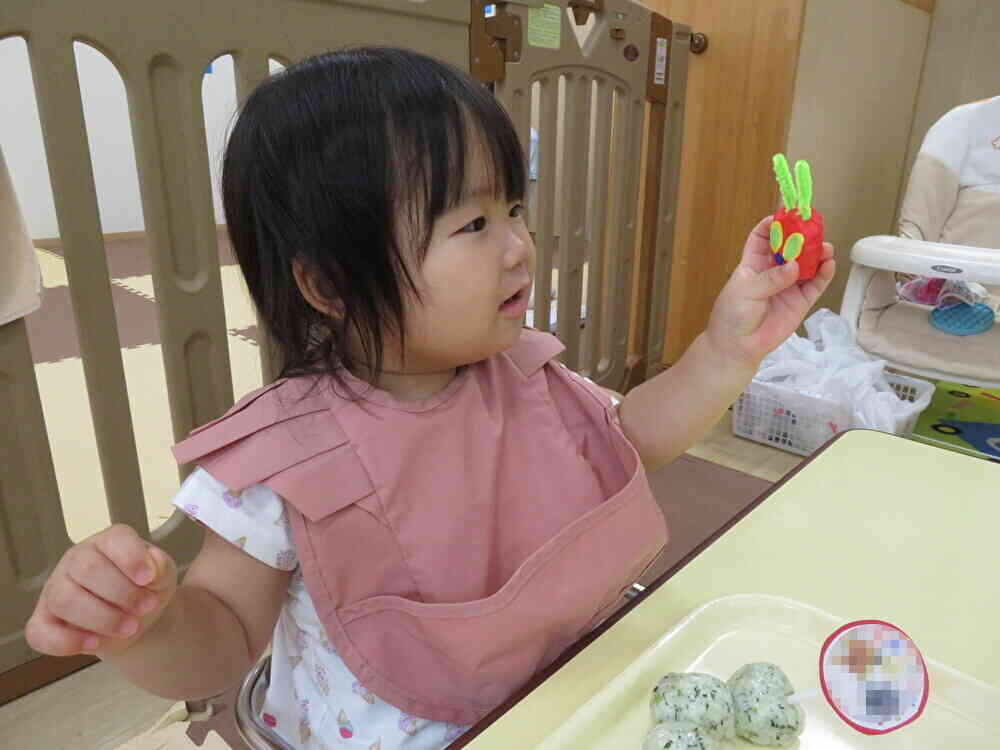 給食では、大好きなお話の主人公　「あおむし」のごはんでした。