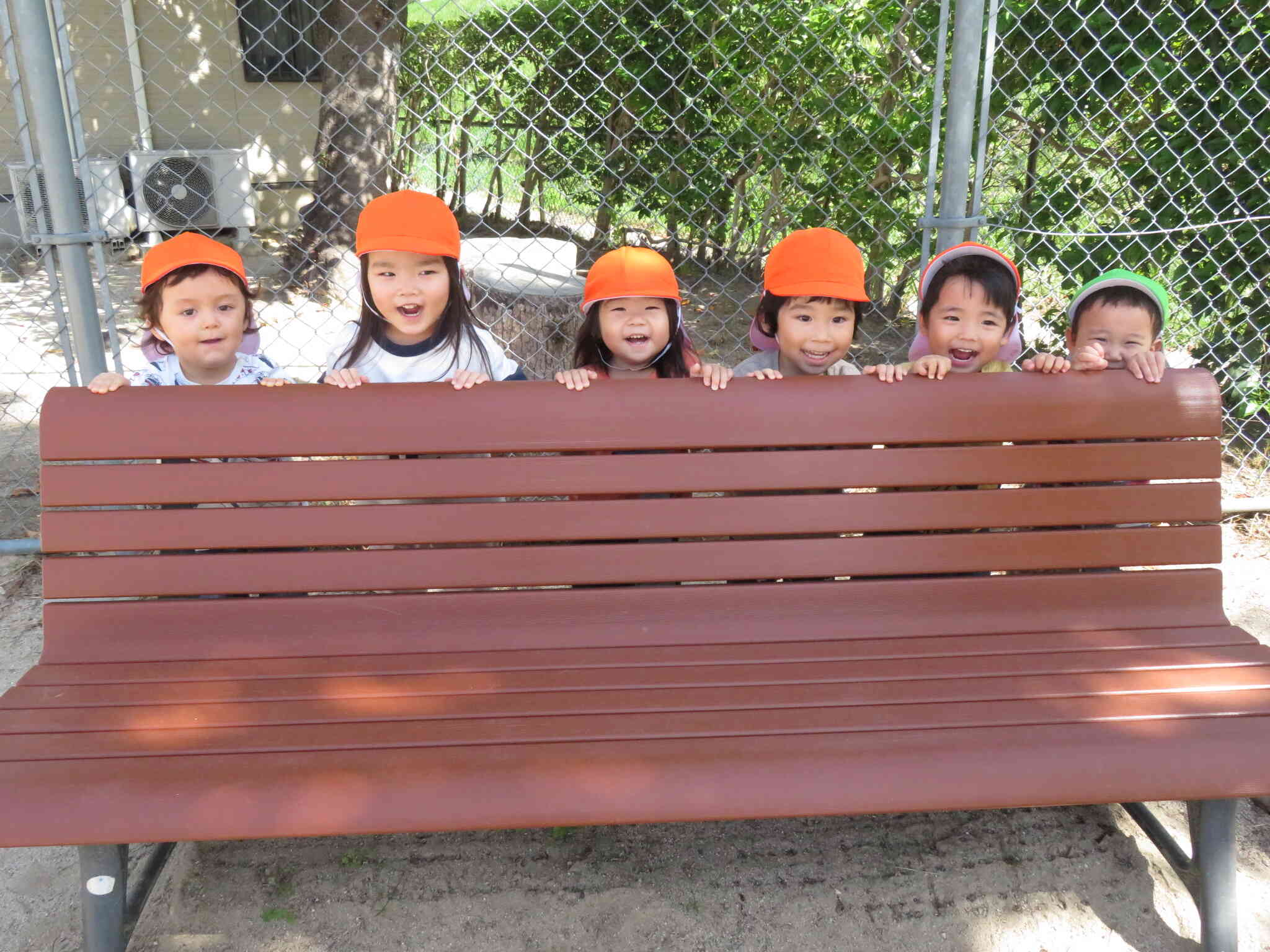 ベンチの後ろにかくれんぼ？