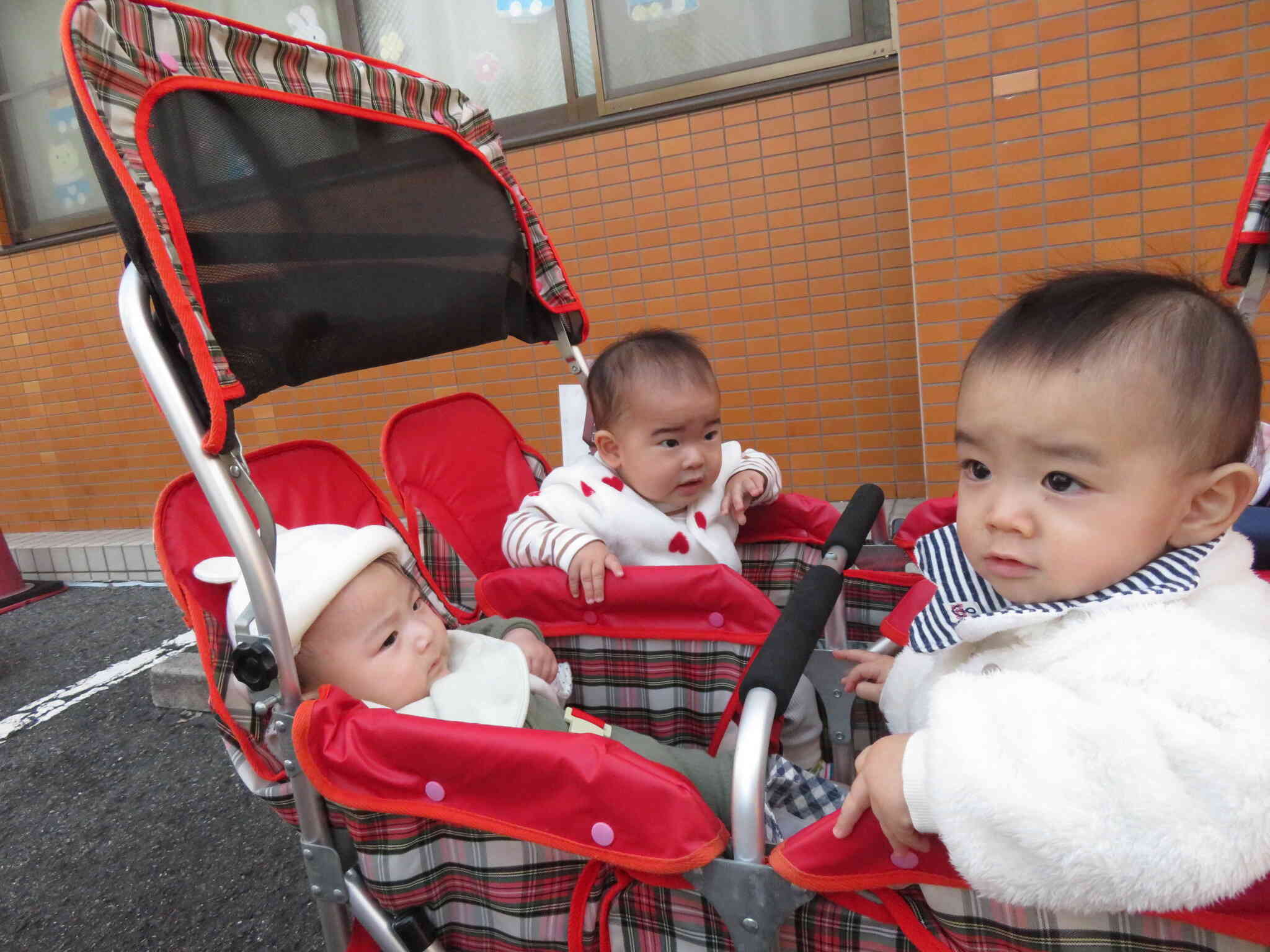 0歳児クラスの子ども達もお散歩にでかけます。