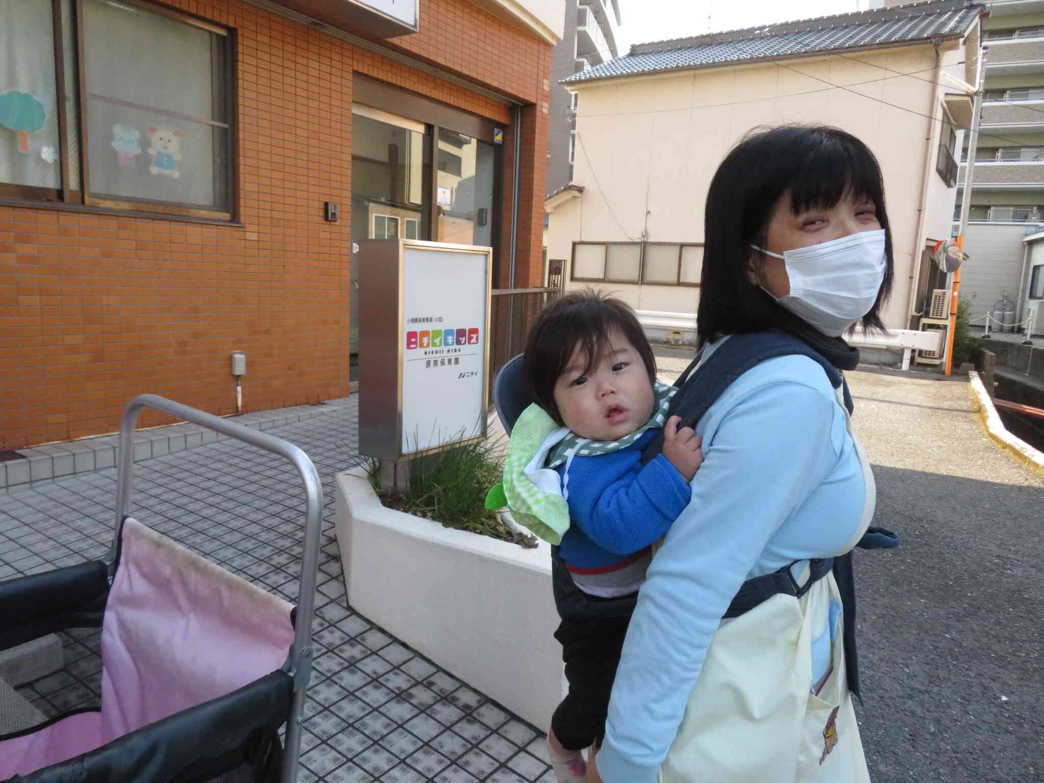 保育士がおんぶして連れて行ってくれるよ。