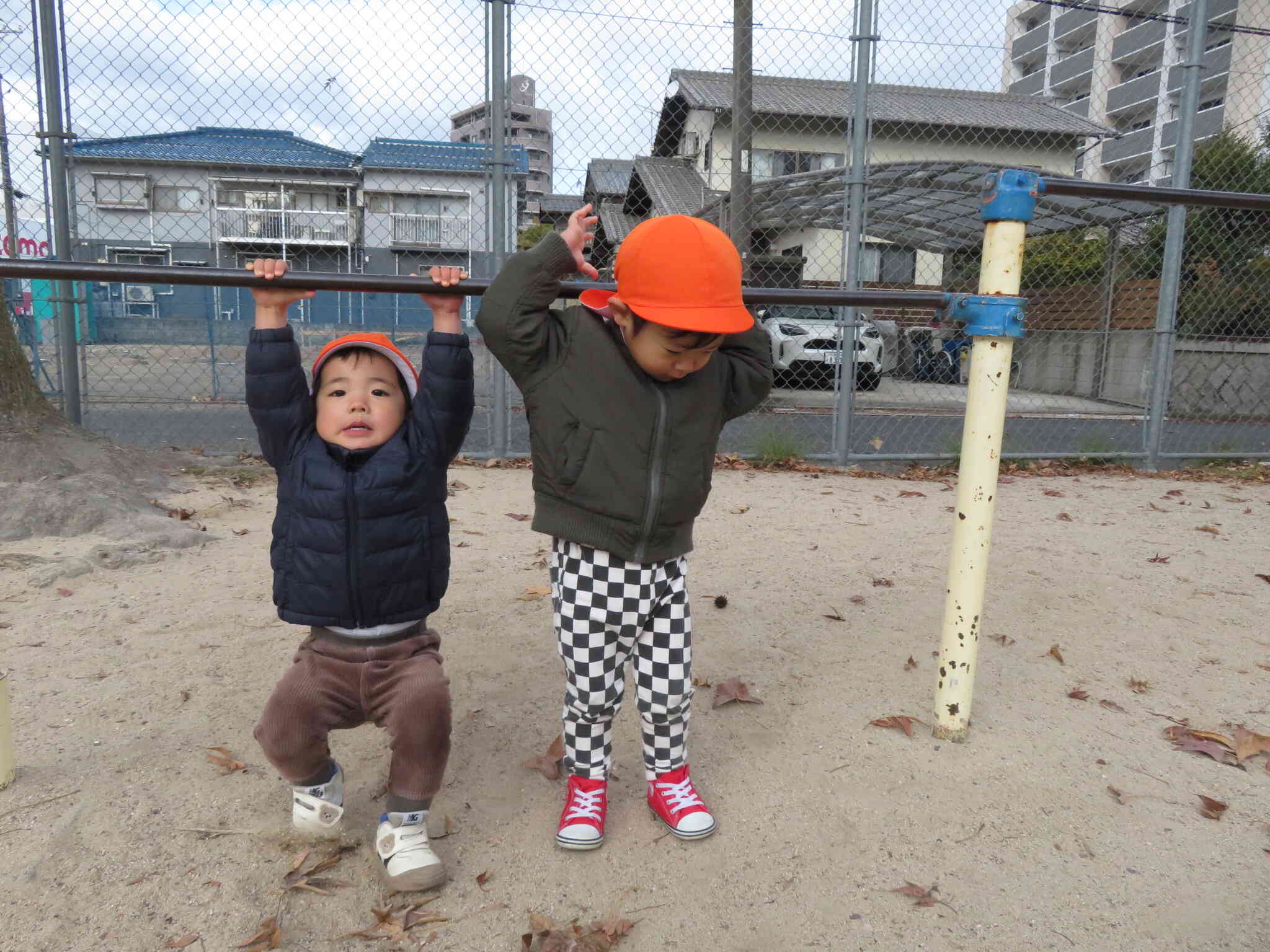 鉄棒にぶら下がったり、切り株からジャンプしたり。