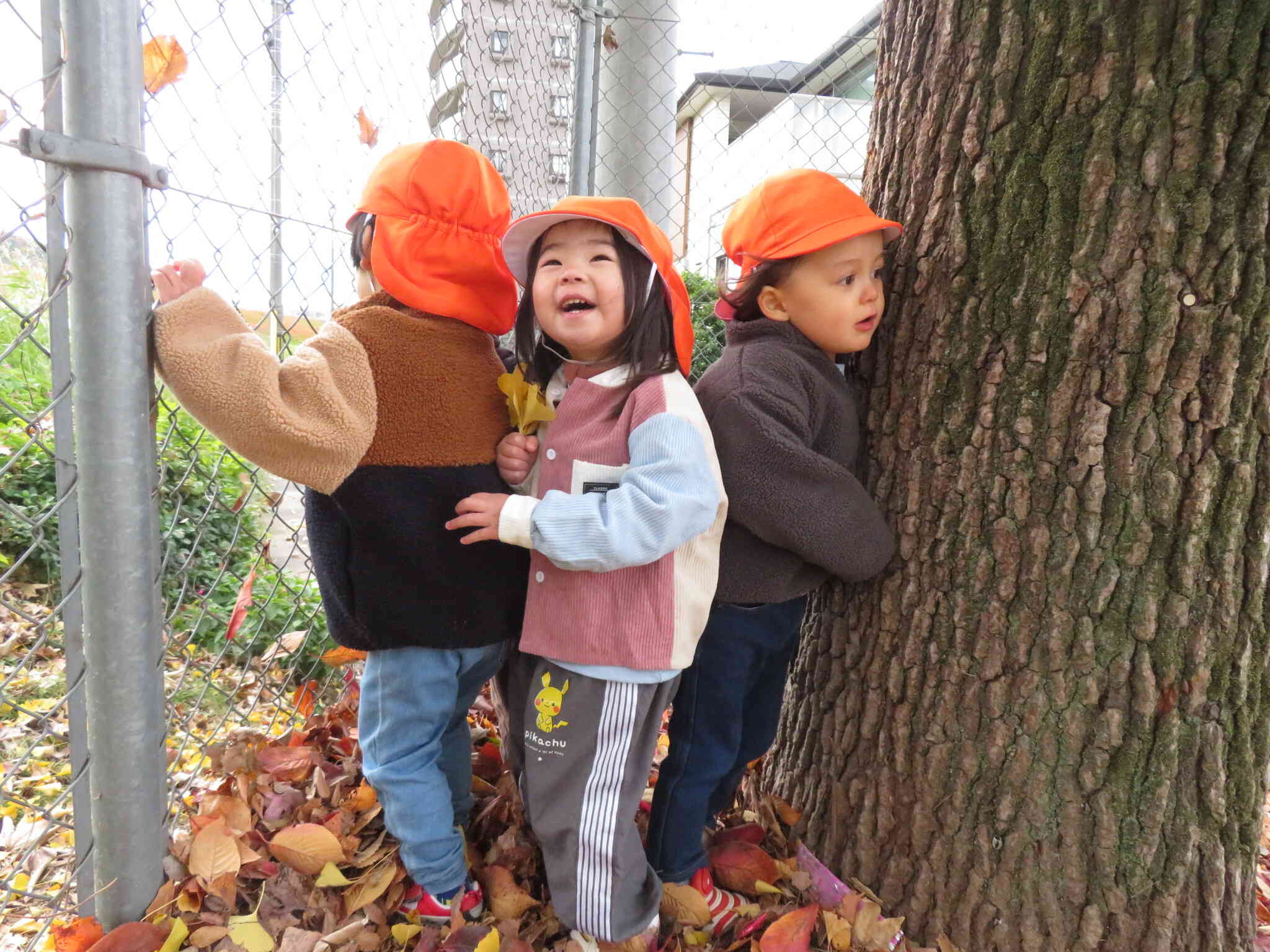 大きな木の陰に隠れることもできるよ。