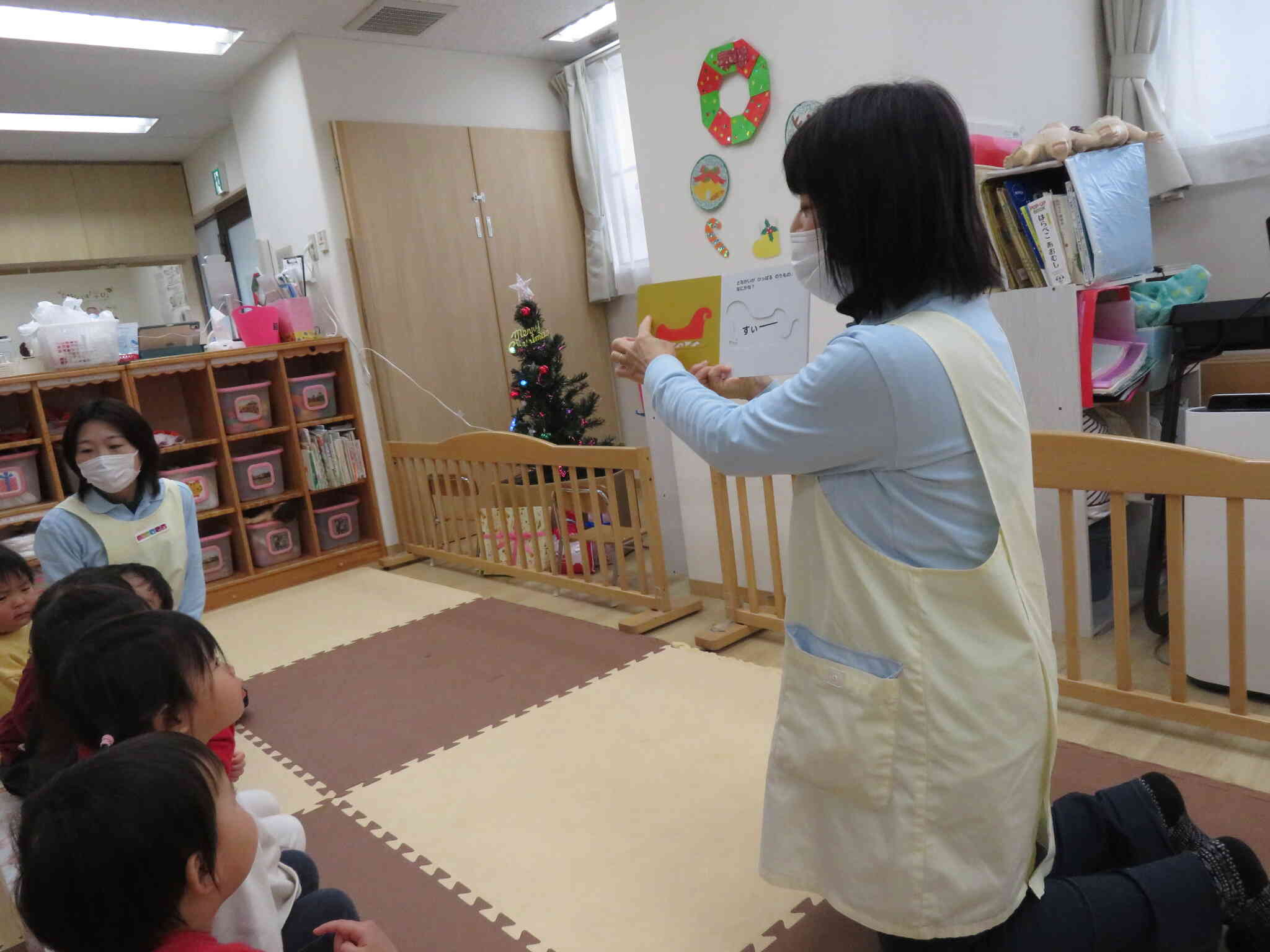クリスマスの絵本を読んでもらいました。