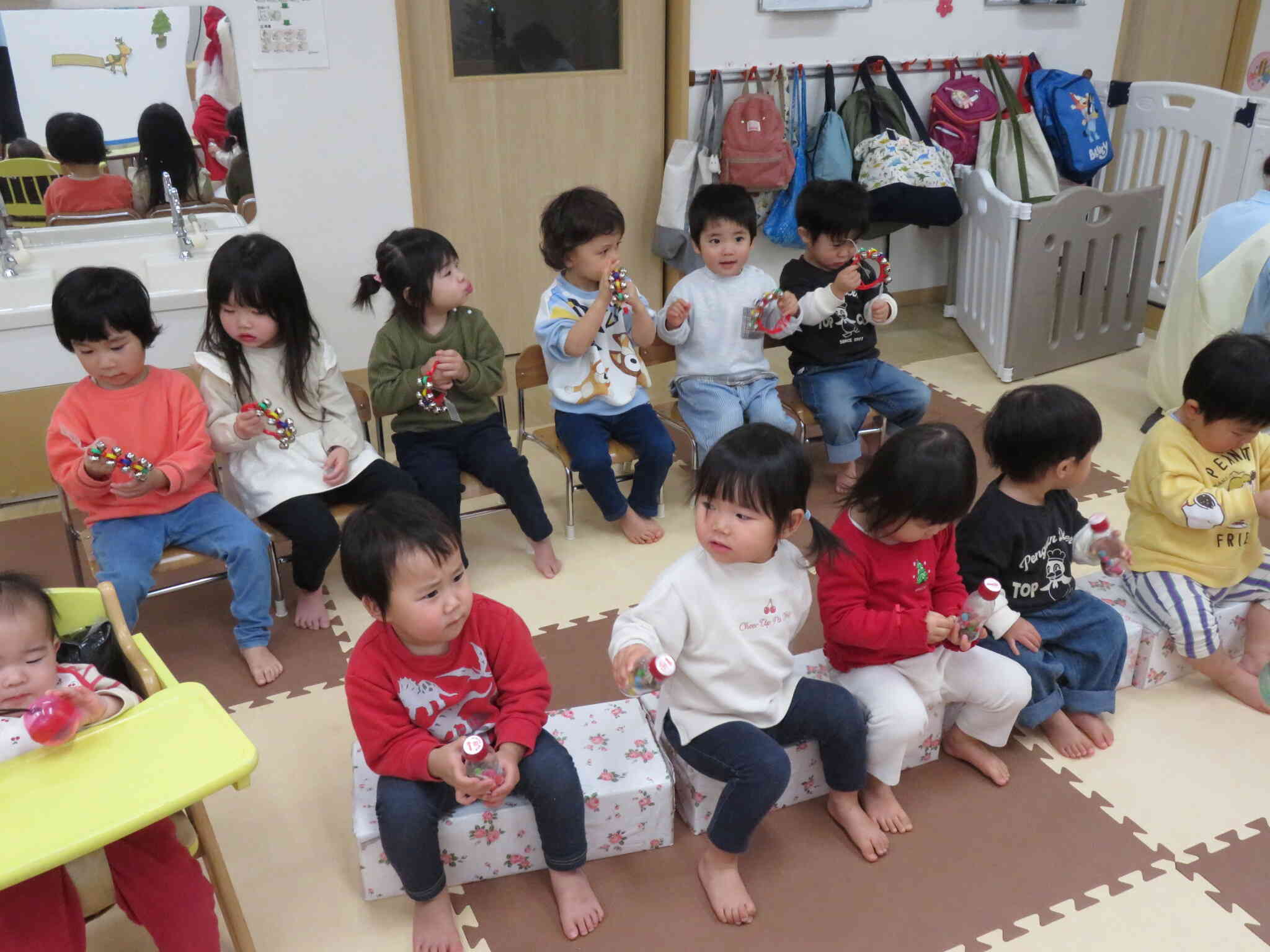 鈴や手作り楽器を持って、「あわてんぼうのサンタクロース」をうたいました。