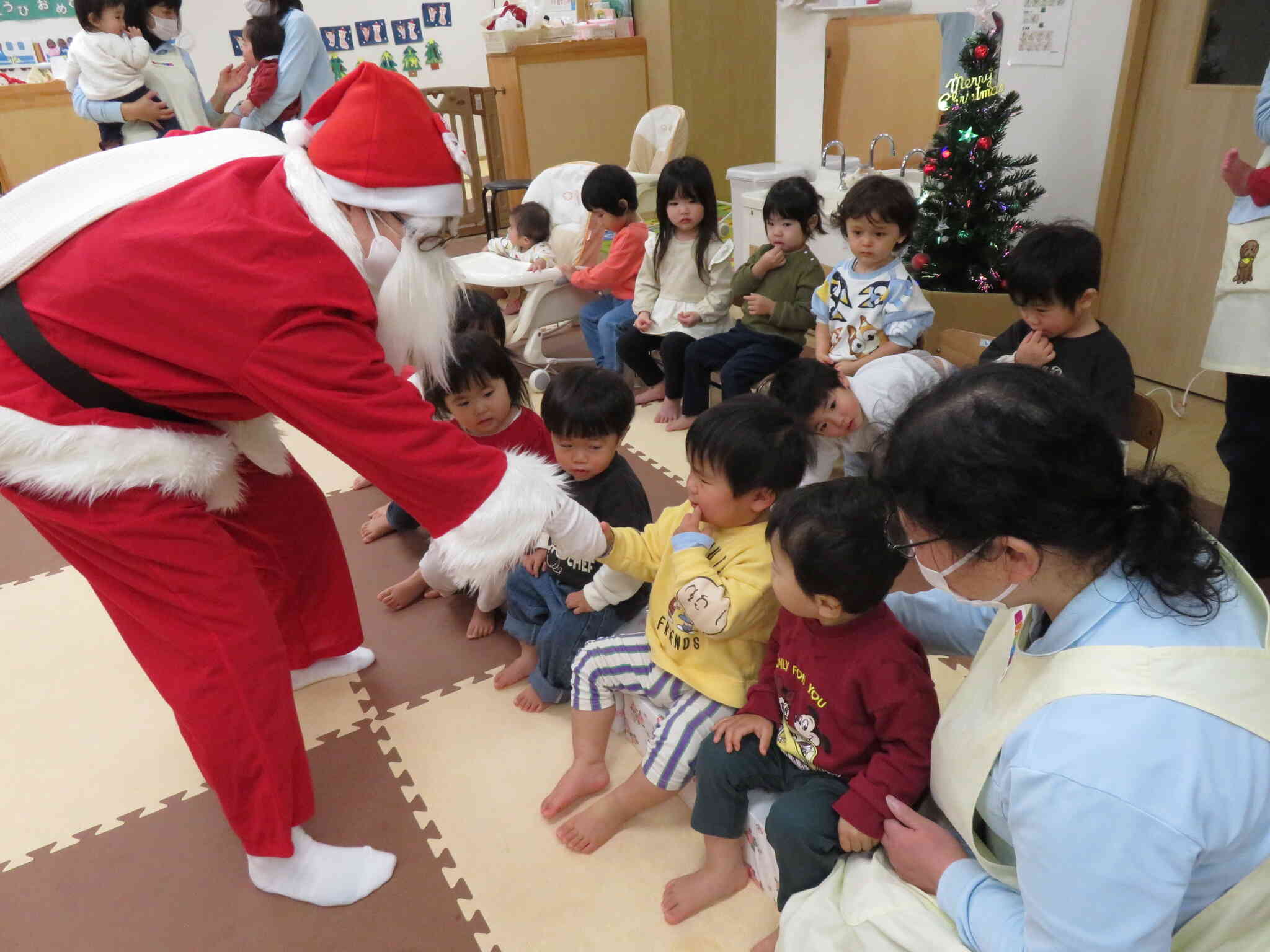 サンタさんと握手。