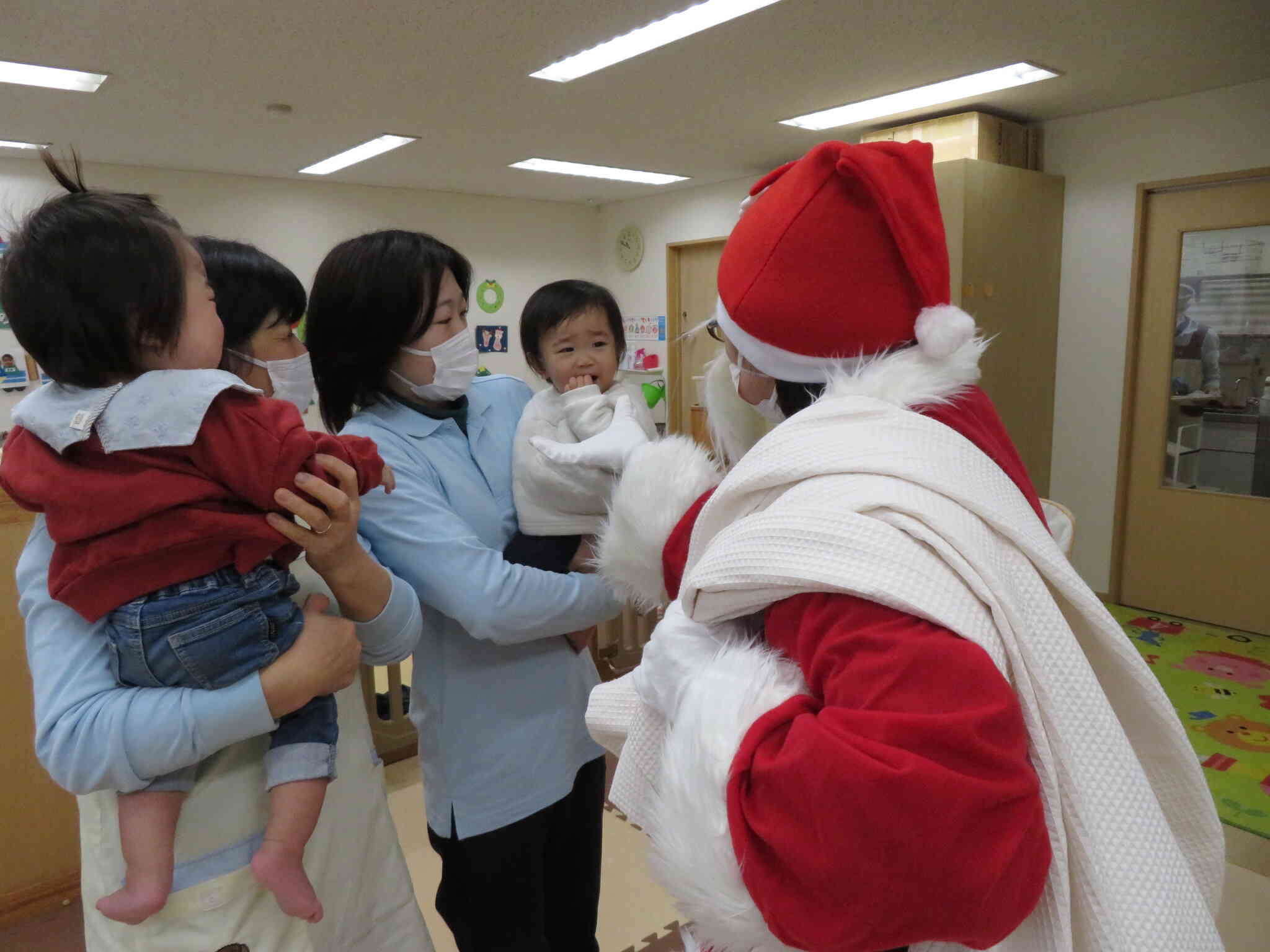 ひよこ組（0歳児クラス）の子ども達は、サンタクロースがどんな人か分からない為　近づいてくると涙がでました。