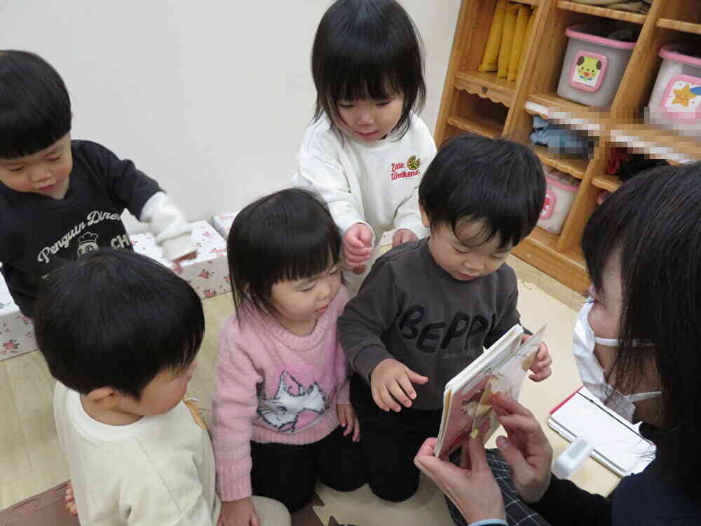 先生が持っているカードに興味いっぱい。