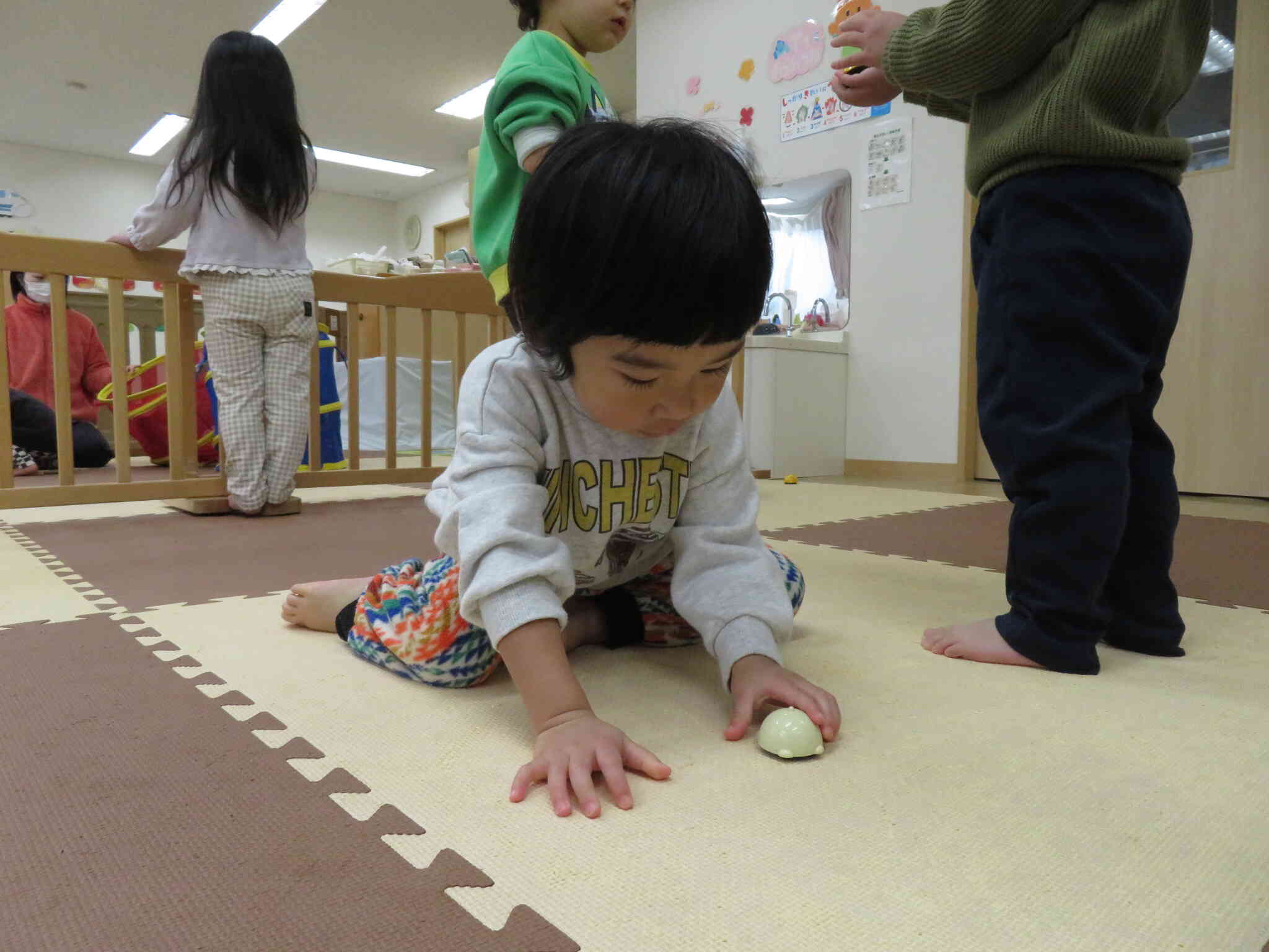 なんだか虫のような形。これもコマです。