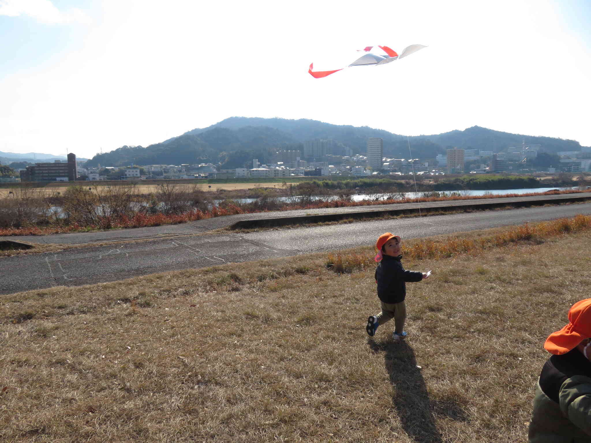 風にのって凧があがりました。