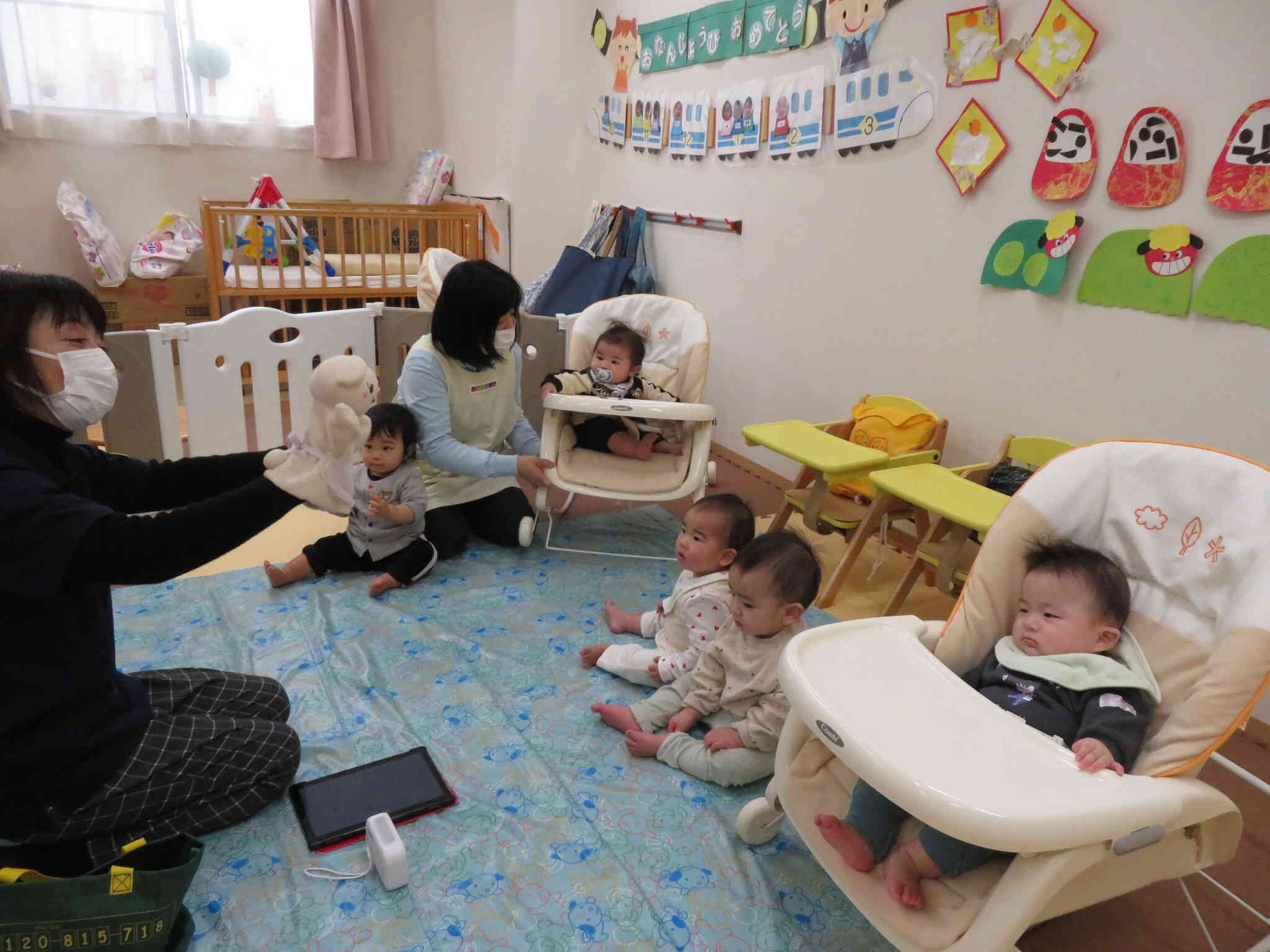 ひよこ組（0歳児クラス）のレッスン。