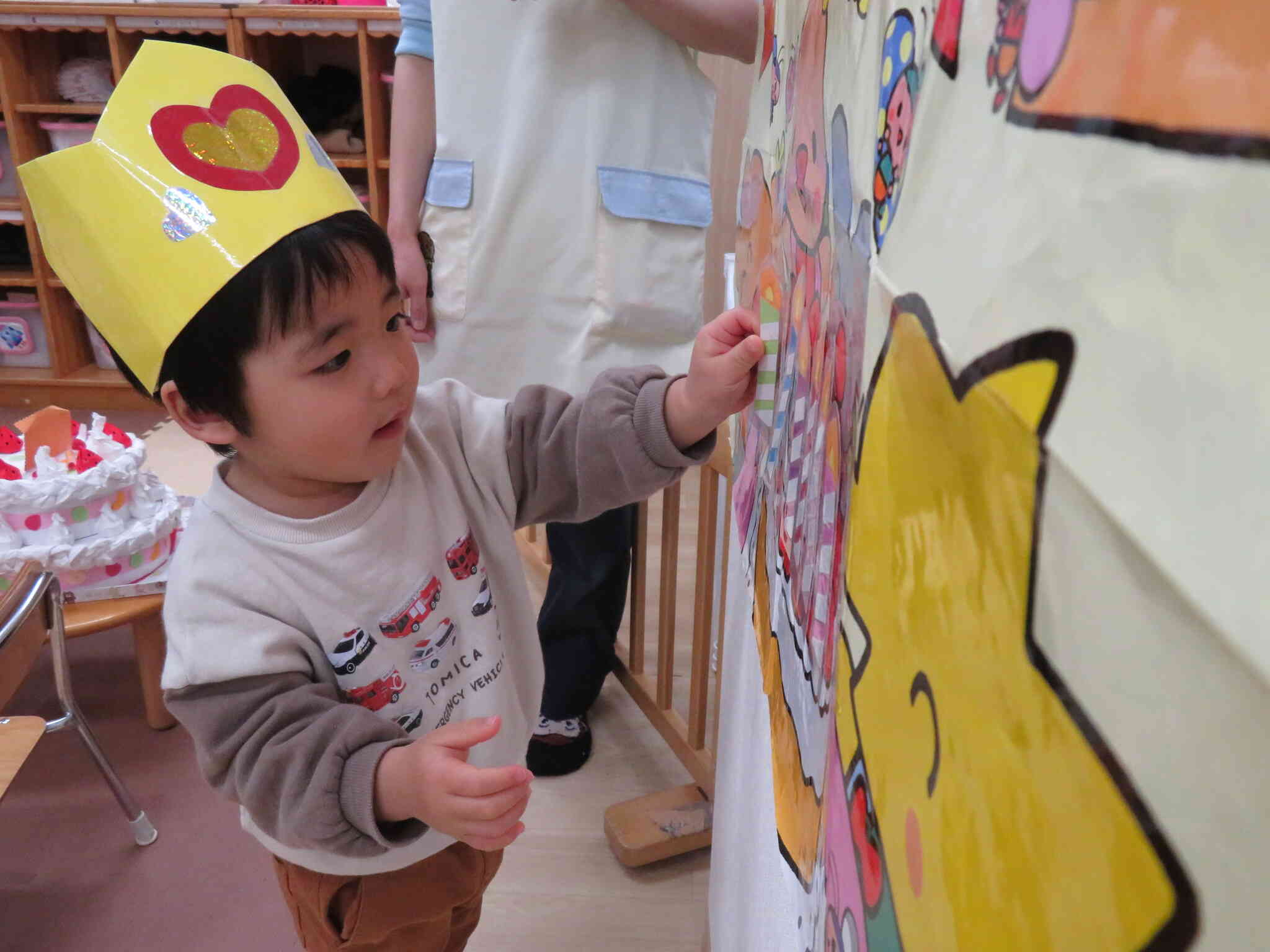 壁に貼ってあるケーキには、たくさんのろうそくが並びました。