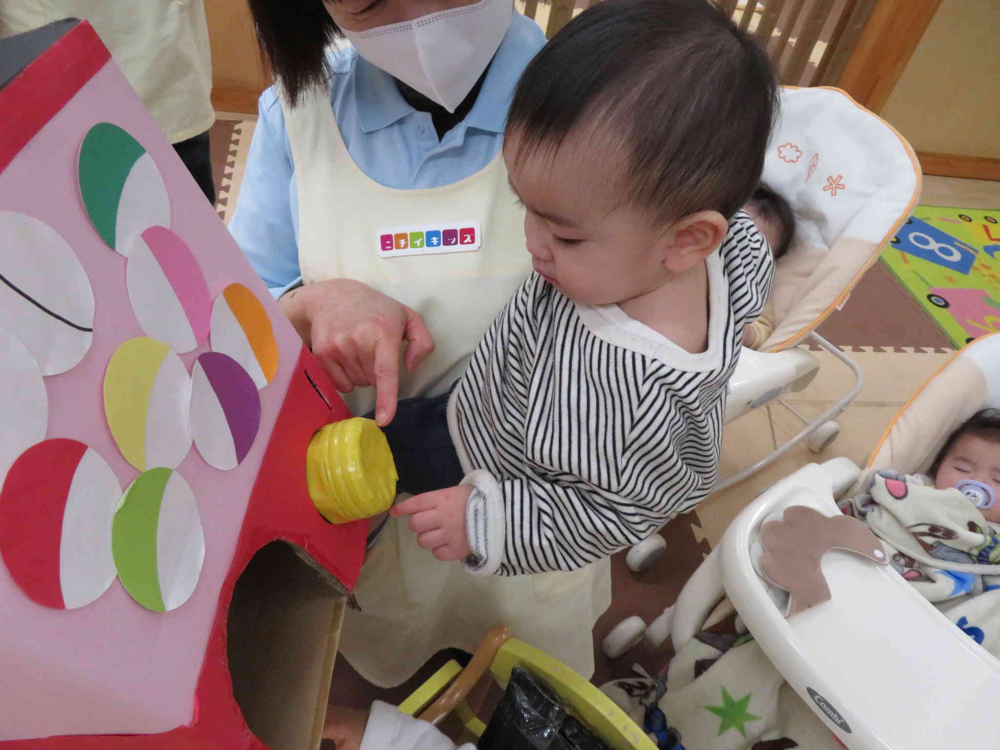 お誕生日会での保育士の催し。