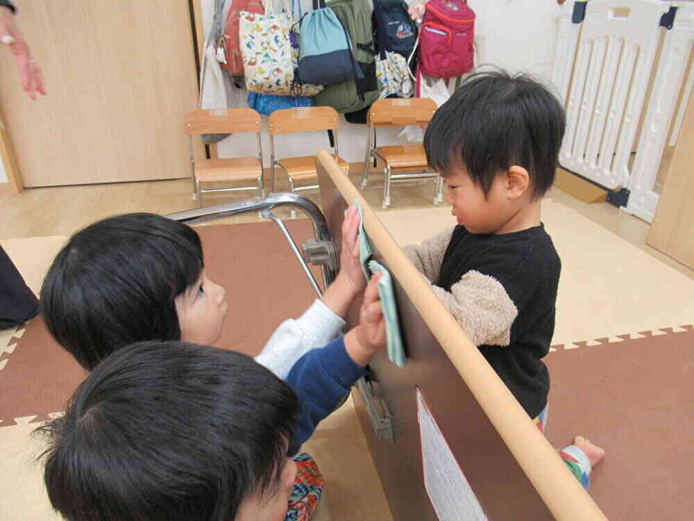 一人ひとり雑巾を持って