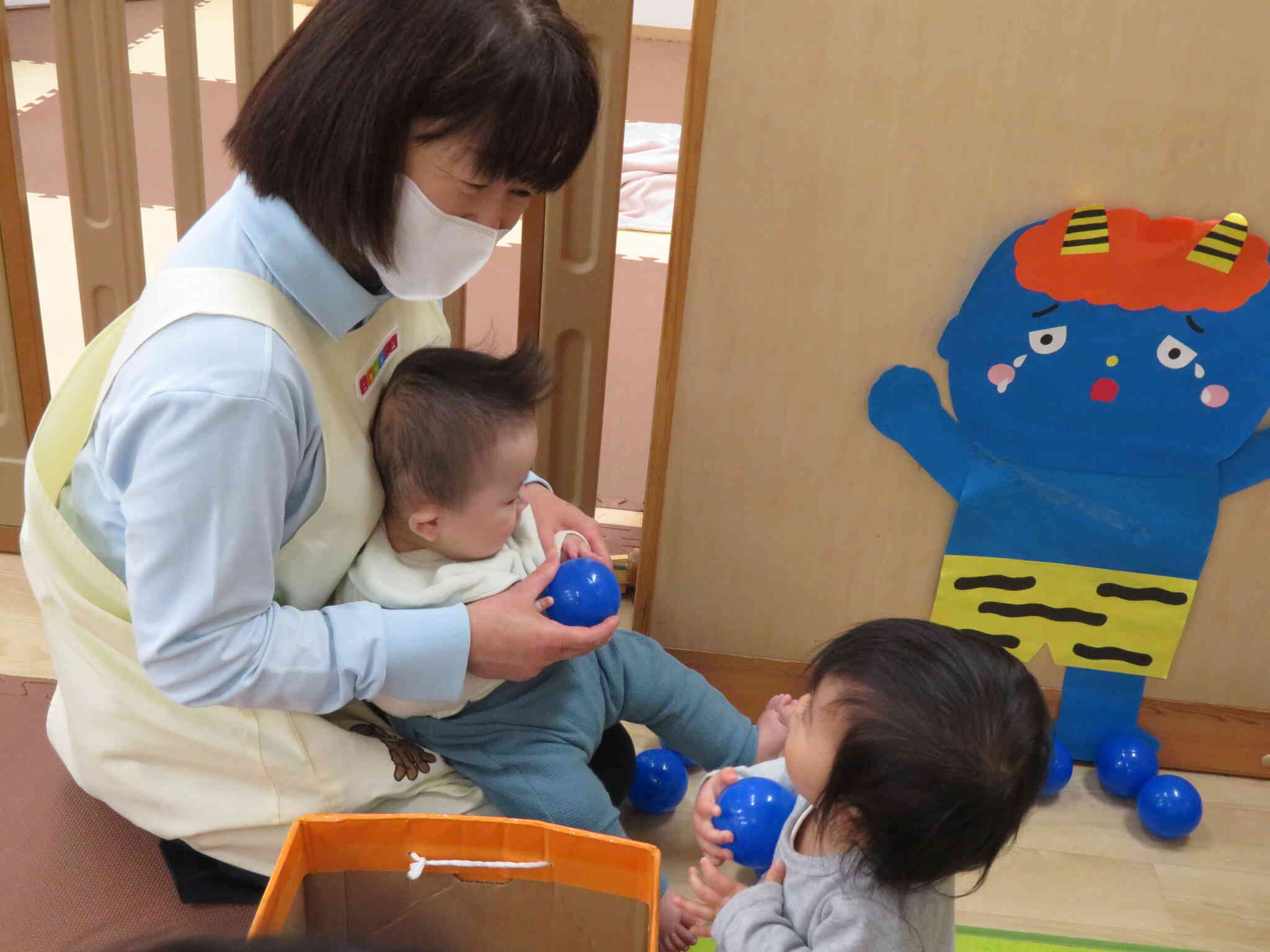 ひよこ組の子ども達も、豆の代わりにボールを持ってみました。