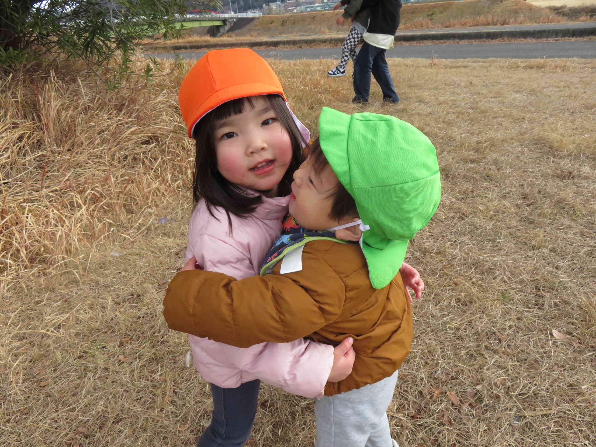 ２歳児、１歳児クラス　一緒にでかけた時は、異年齢での関わりもあります。