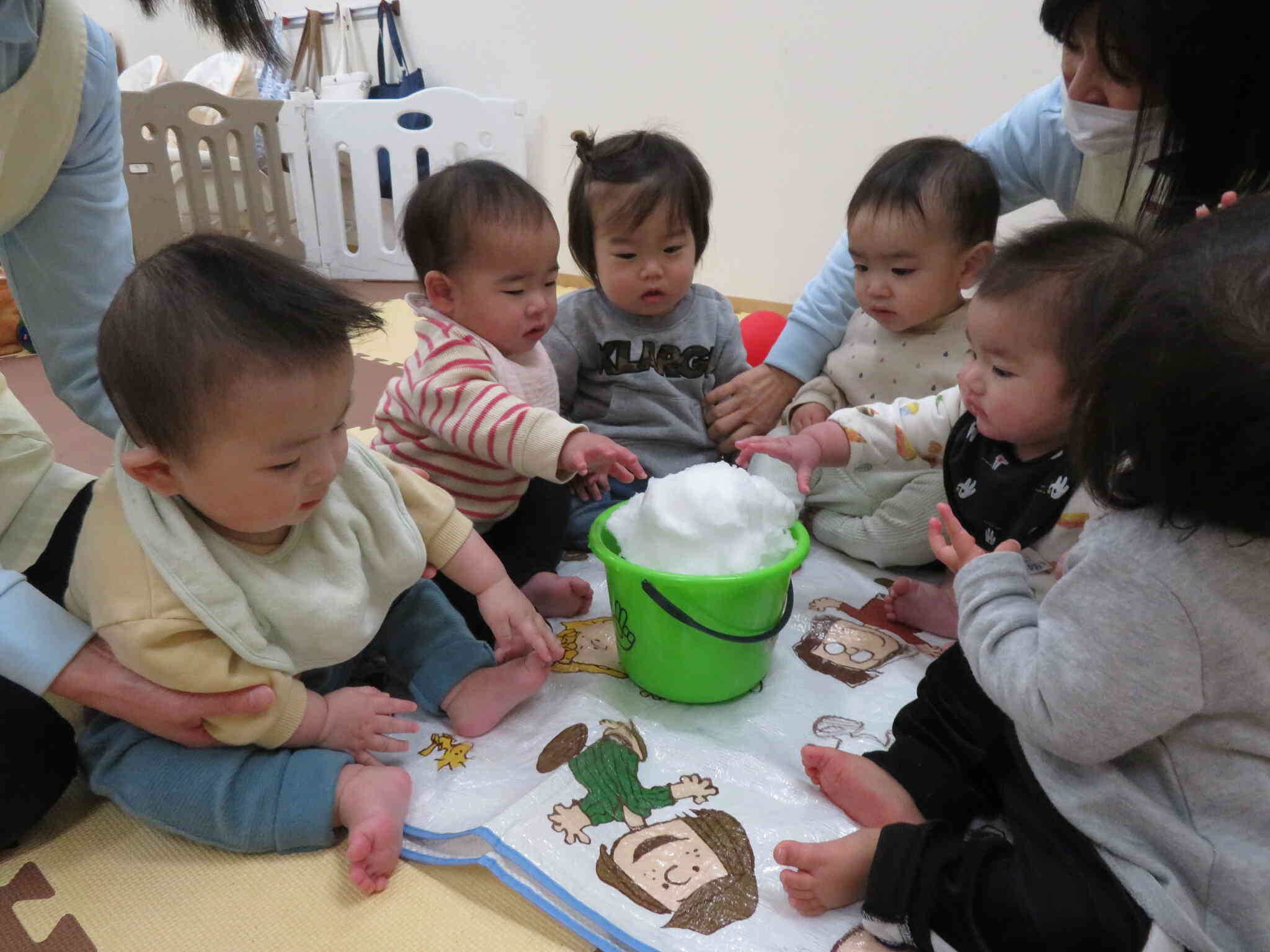 ひよこ組（０歳児クラス）の様子