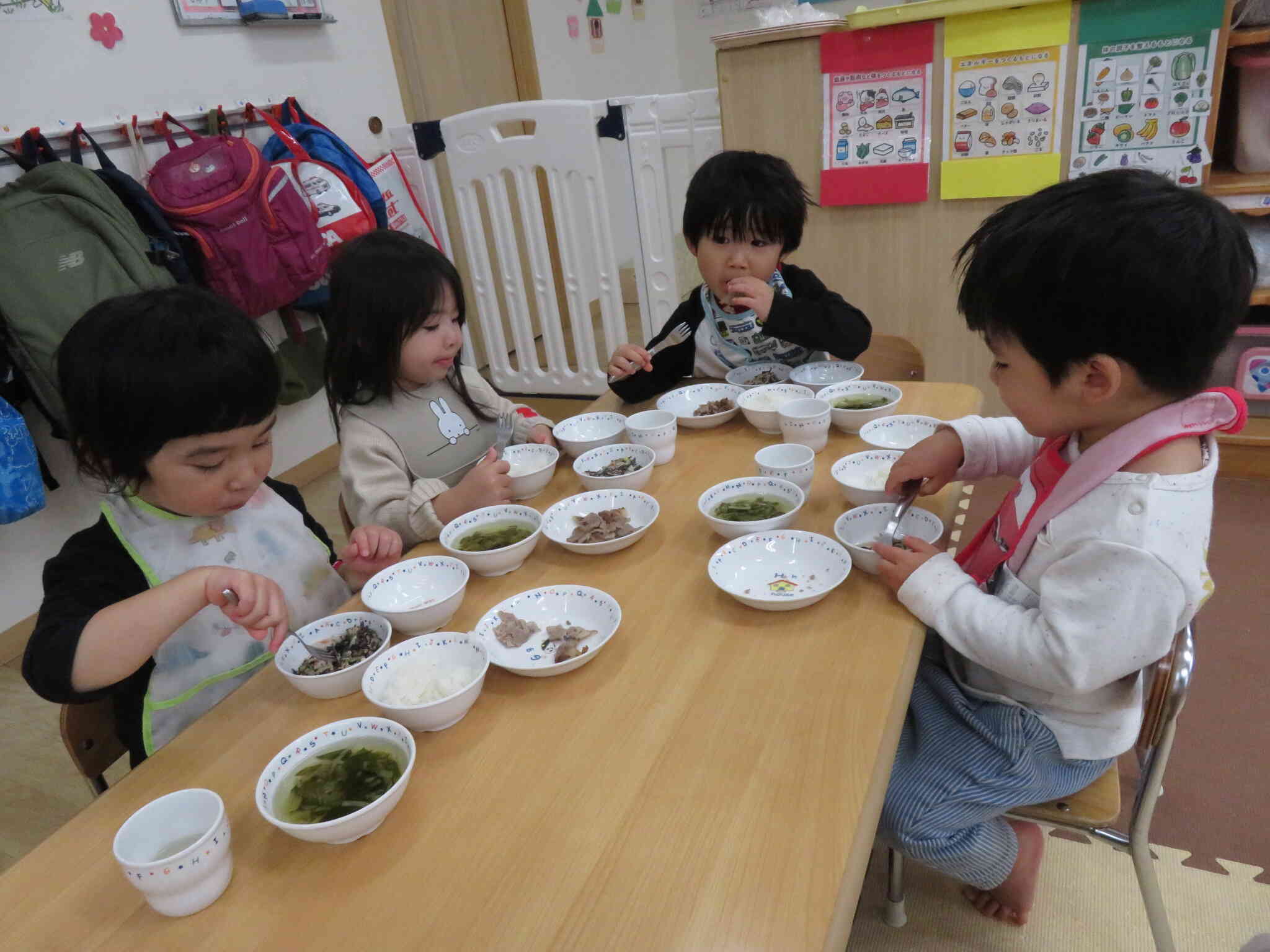 今日の給食には、何が入っているのだろう