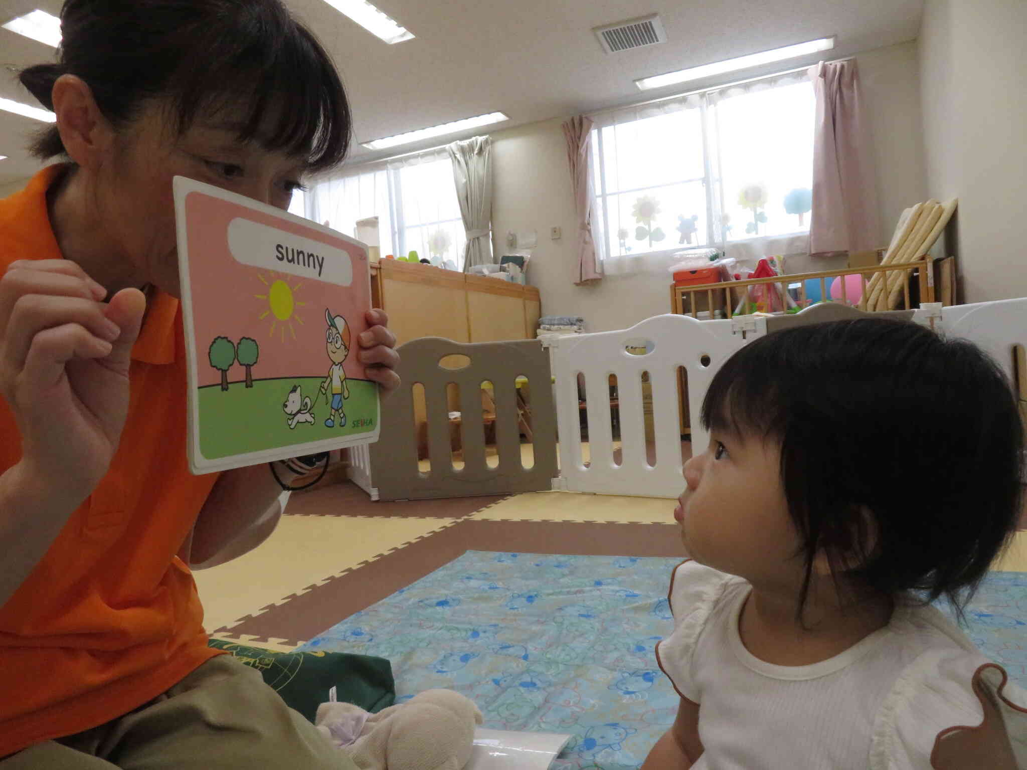 ひよこ組の英語レッスンの様子（０歳児クラス）