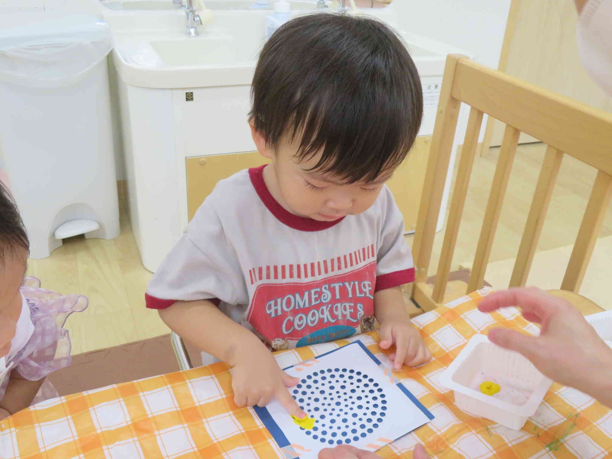 １歳児クラス制作中
