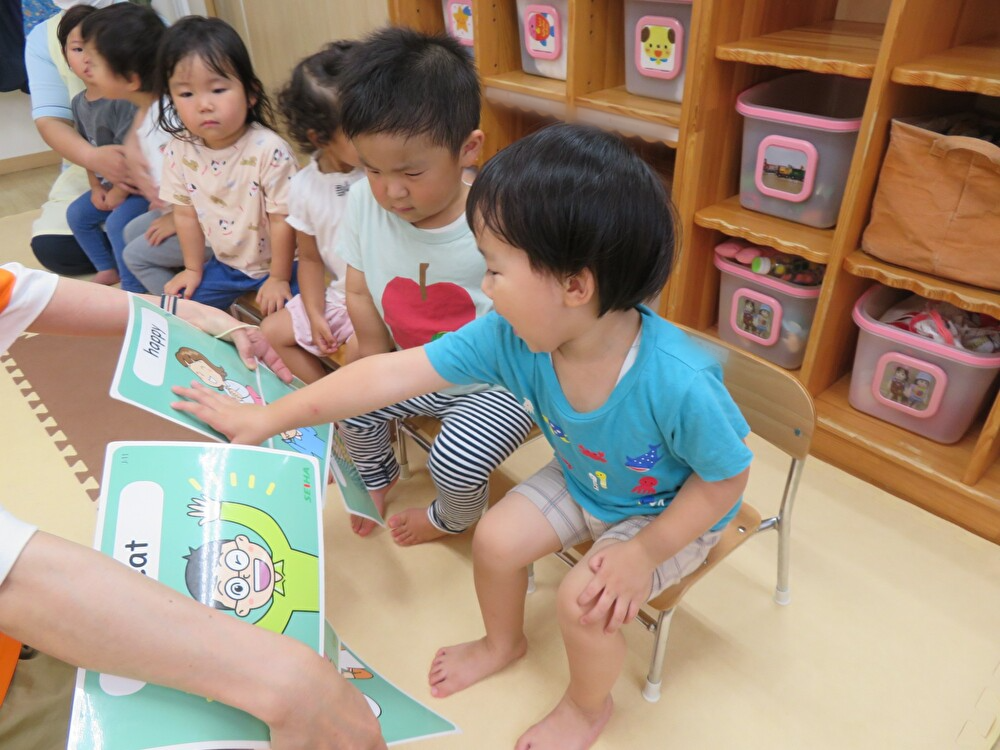 うさぎ組の英語レッスンの様子（2歳児クラス）