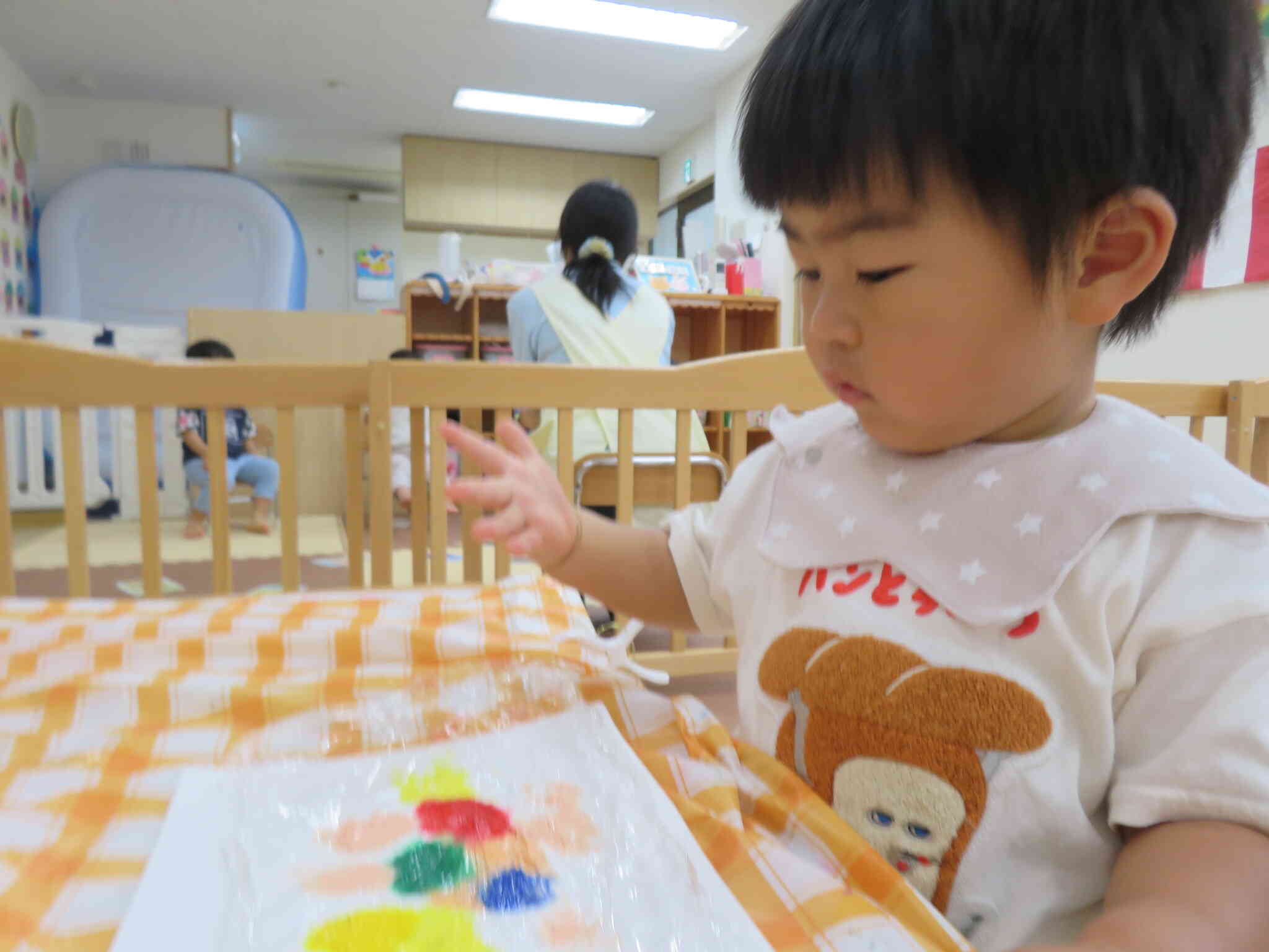 あれれ？　手に絵の具がつかないなぁ