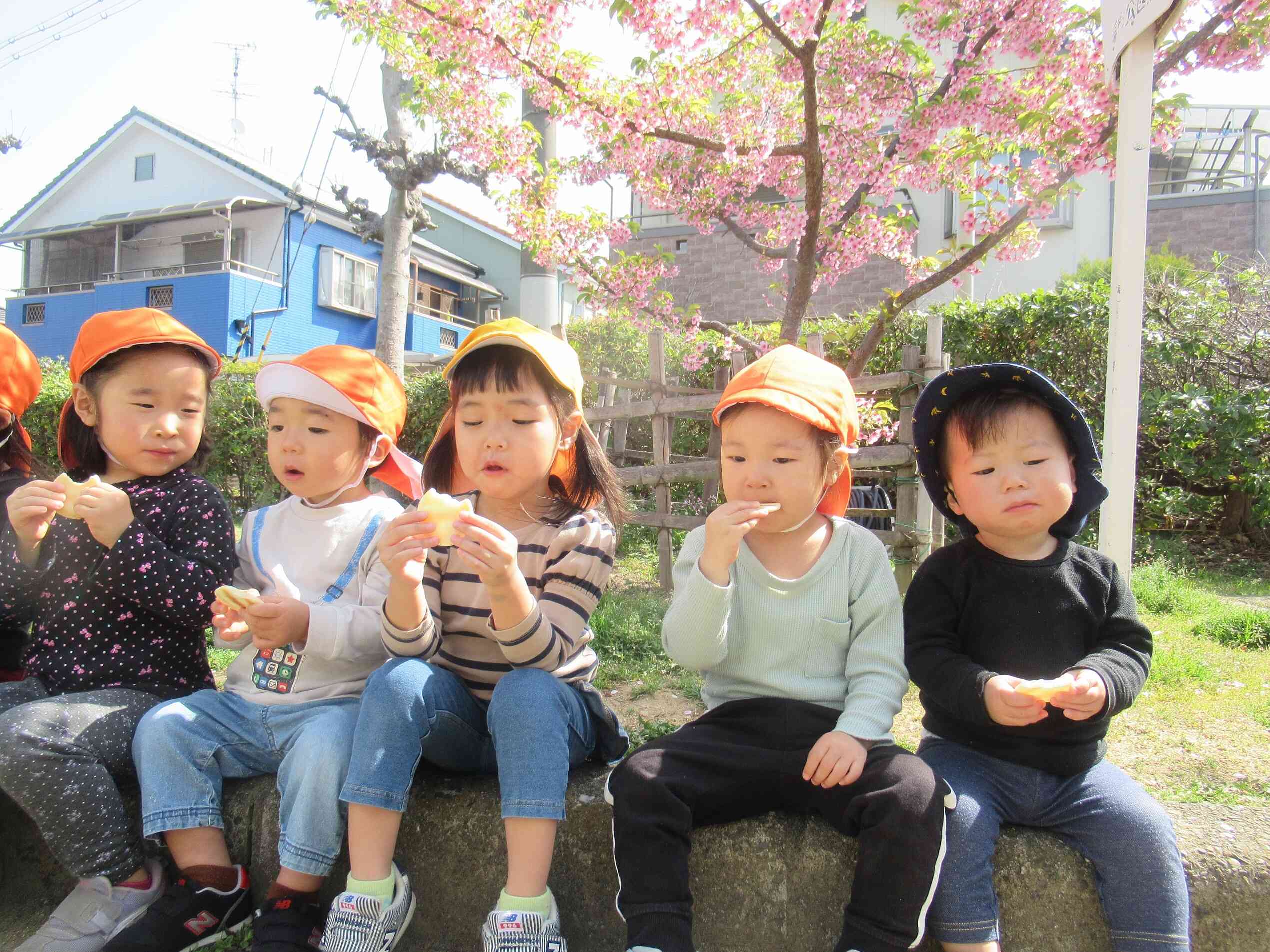 公園でおやつ食べたよ！