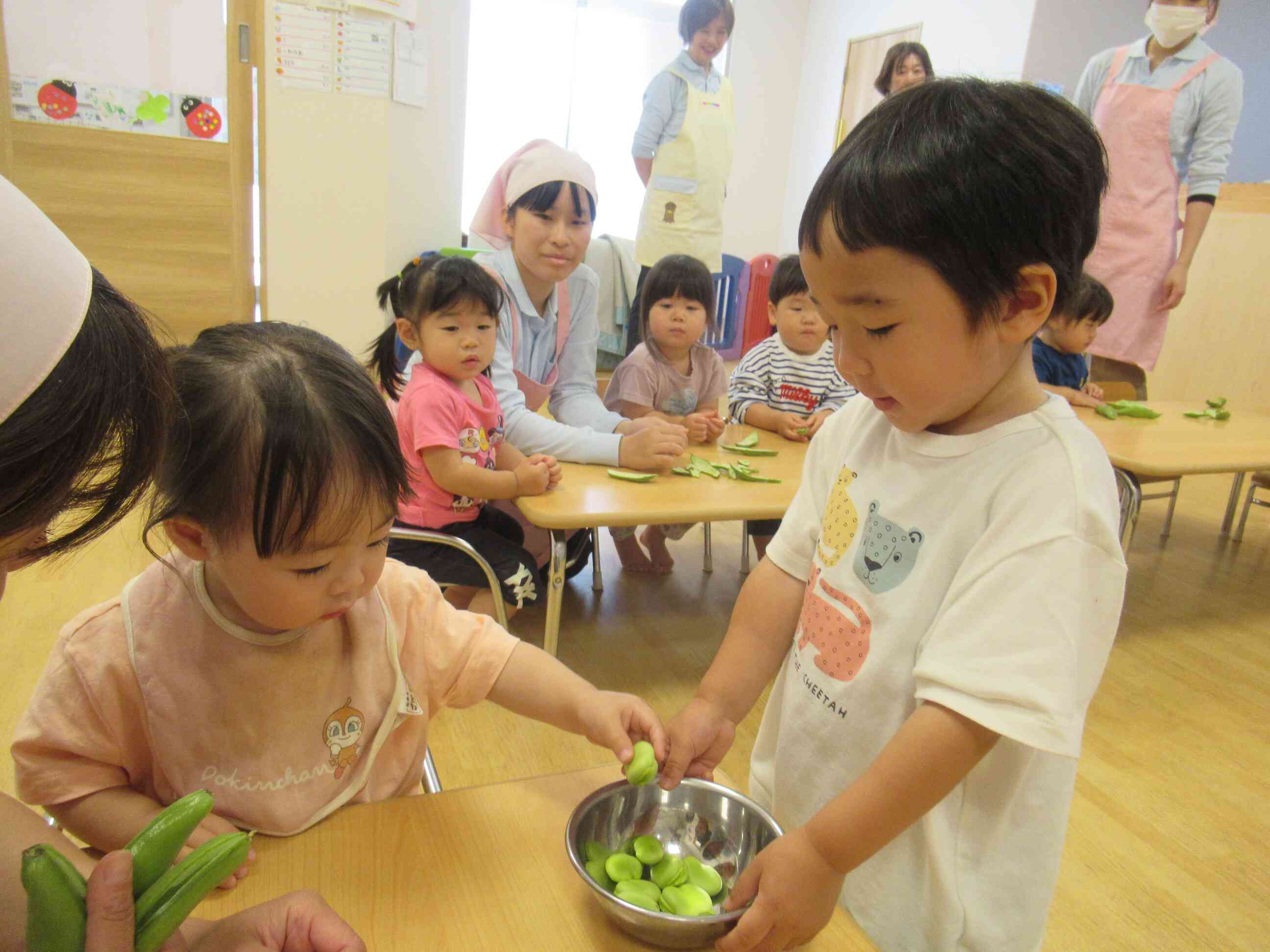 食育「そら豆の皮むき」