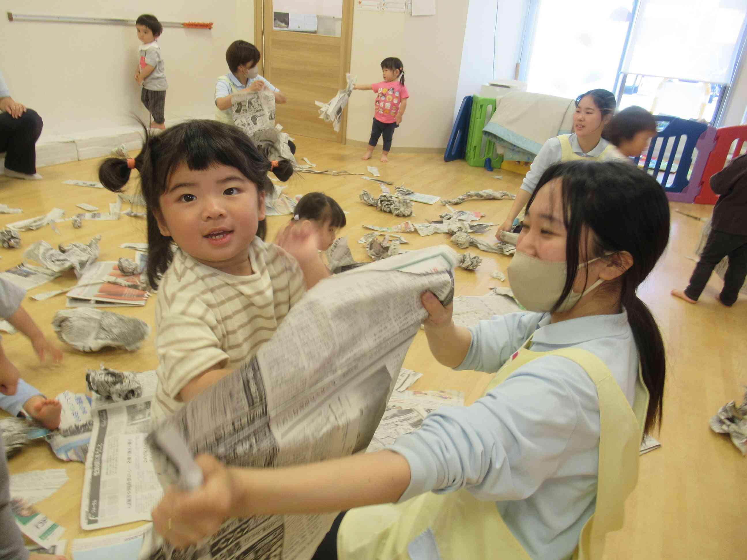 新聞紙めがけて