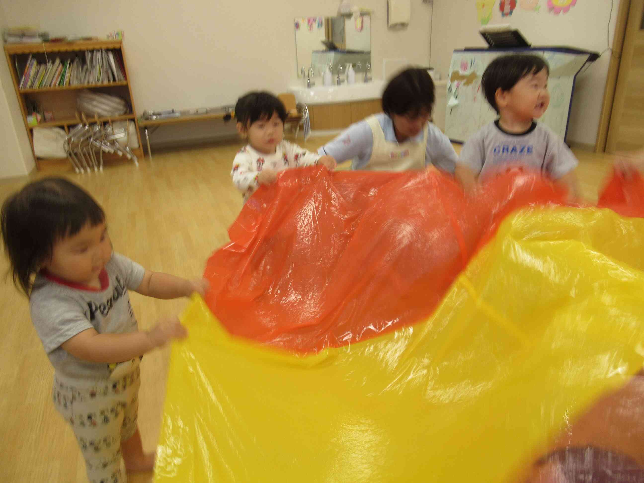 みんなで一緒に持って・・・