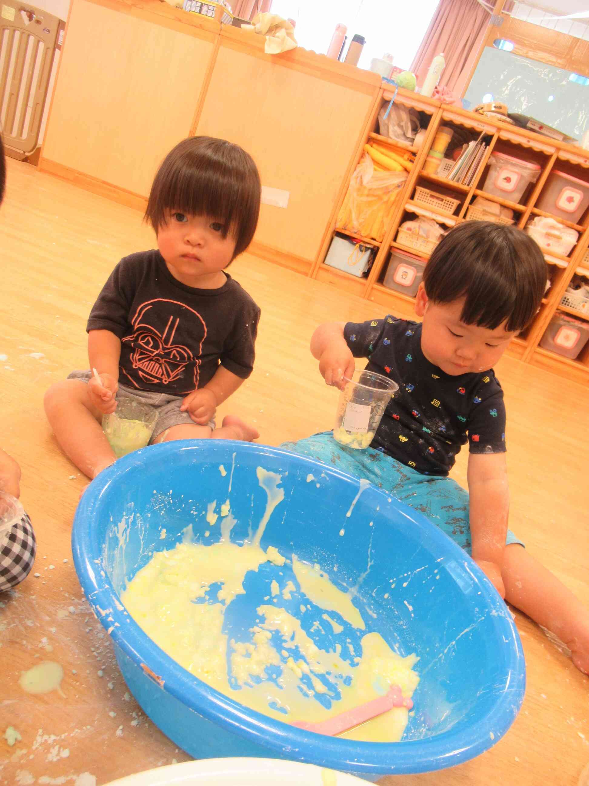 あひる組さんは片栗粉遊び♪