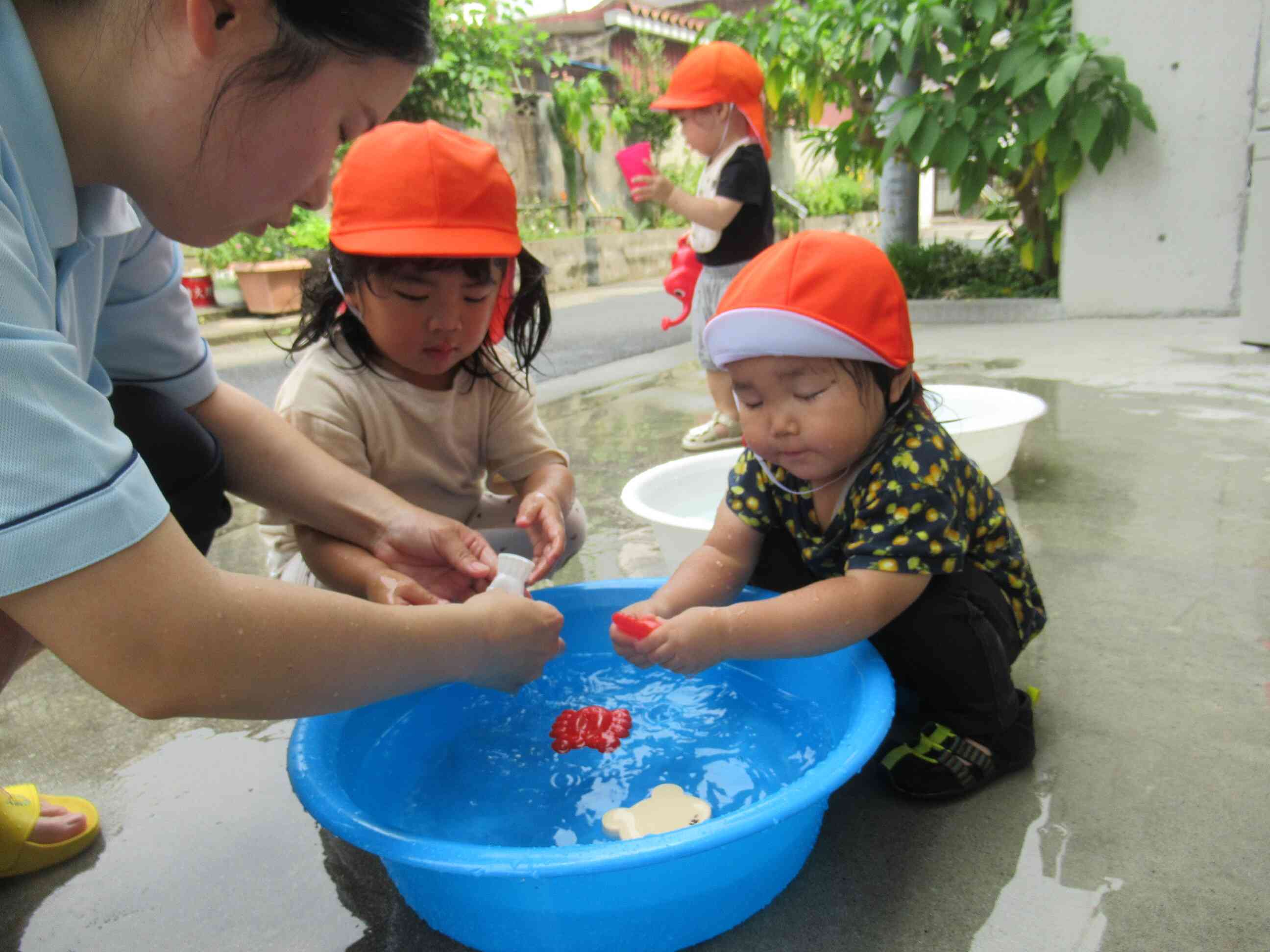 戸外ではお水遊びを・・