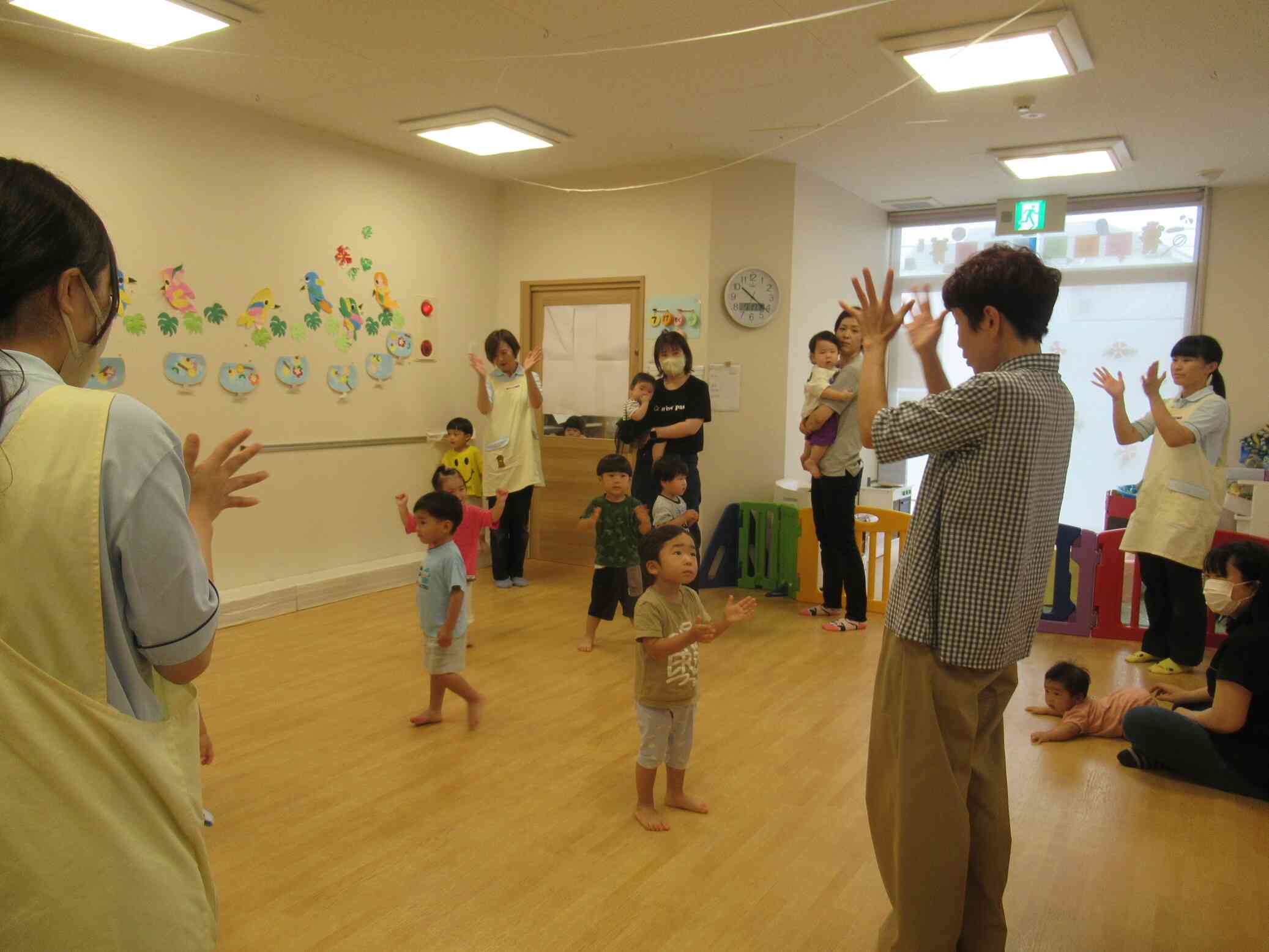音楽に合わせてみんなでダンス～～♪