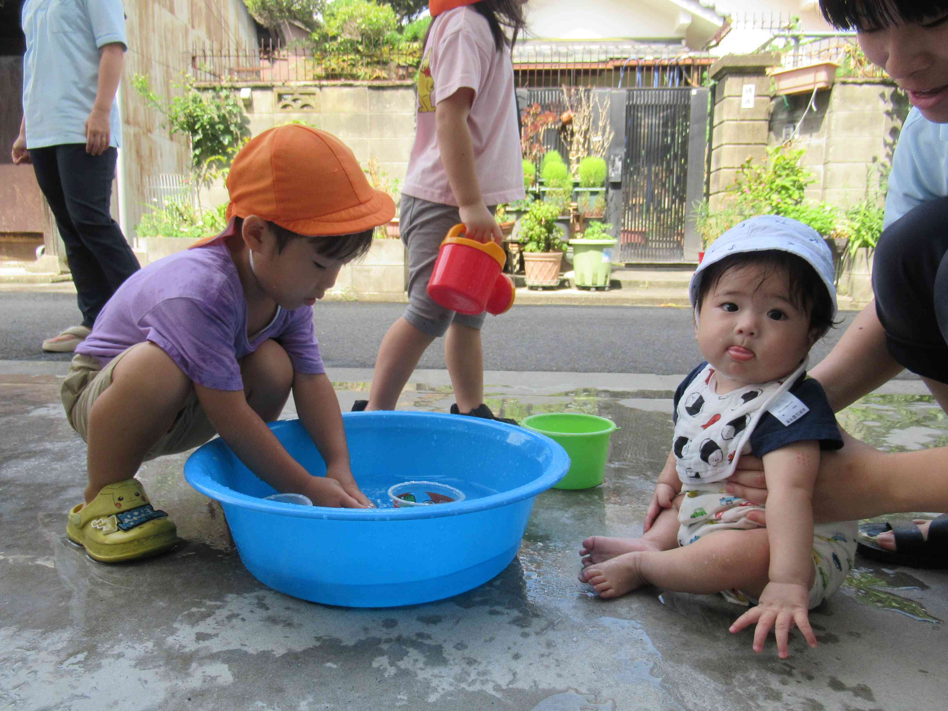 水遊びしていると・・「カメラ見―つけた！」