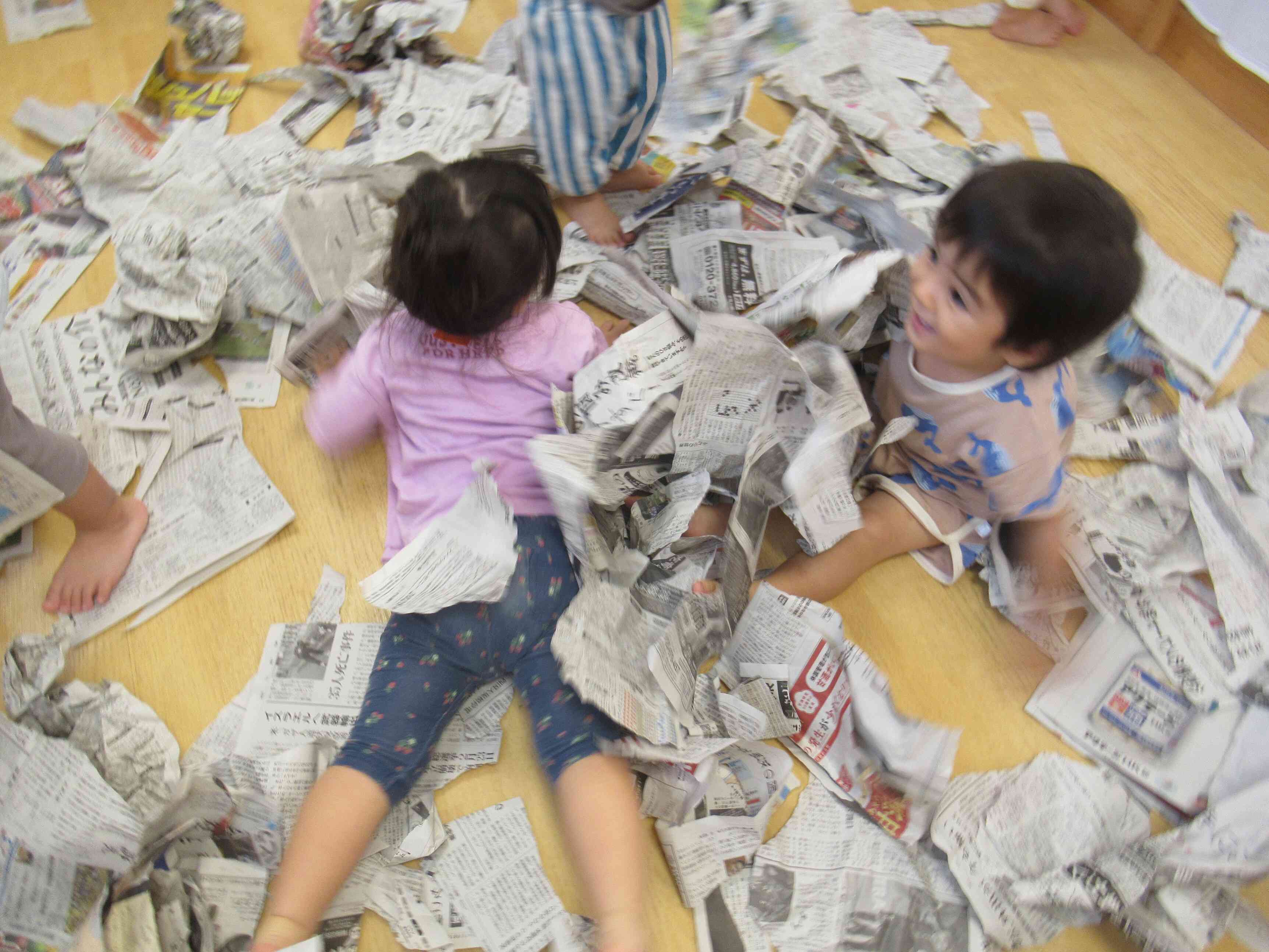 新聞紙の上にごろりーん♪