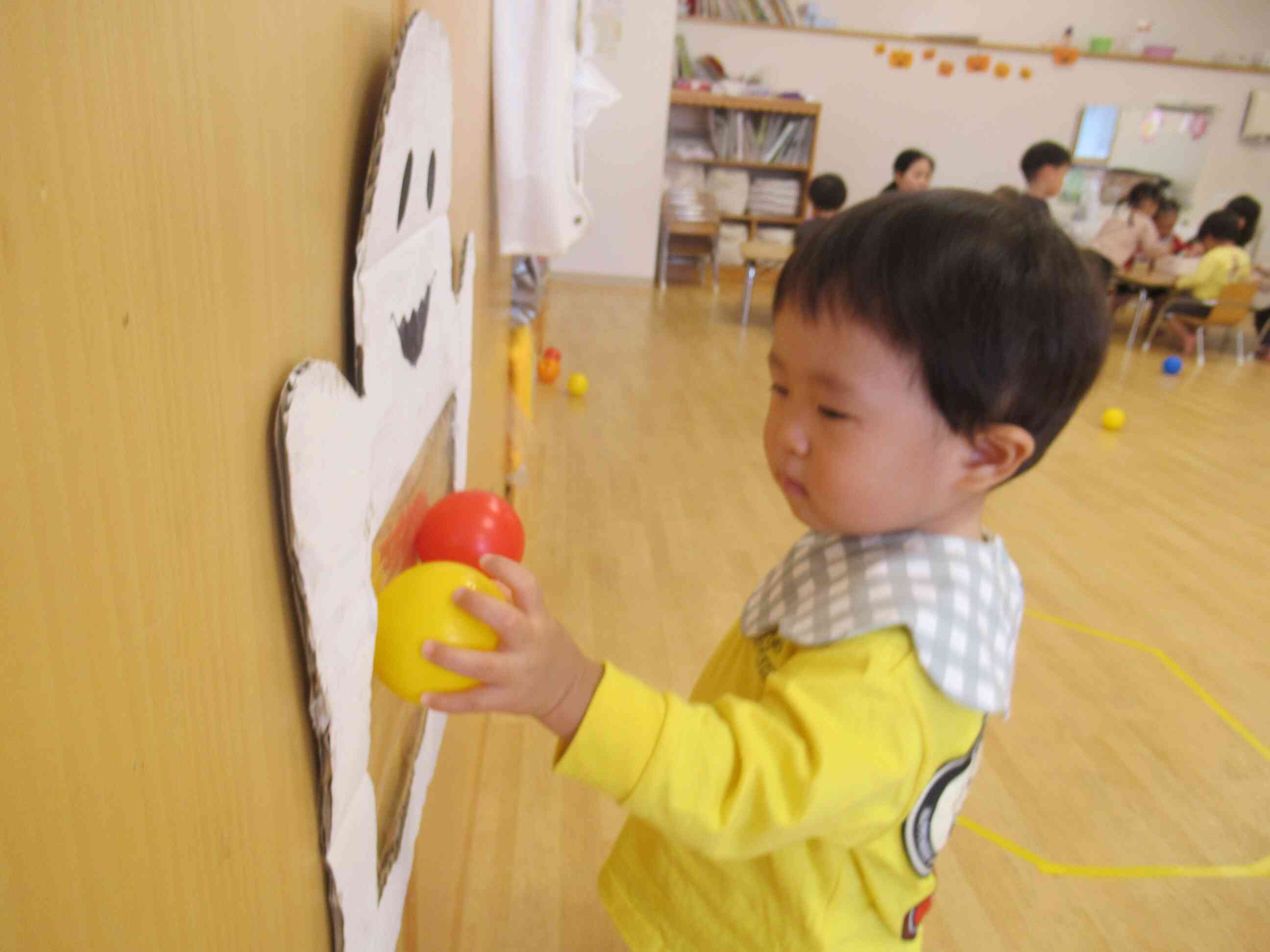 室内でハロウィン遊びをしました。