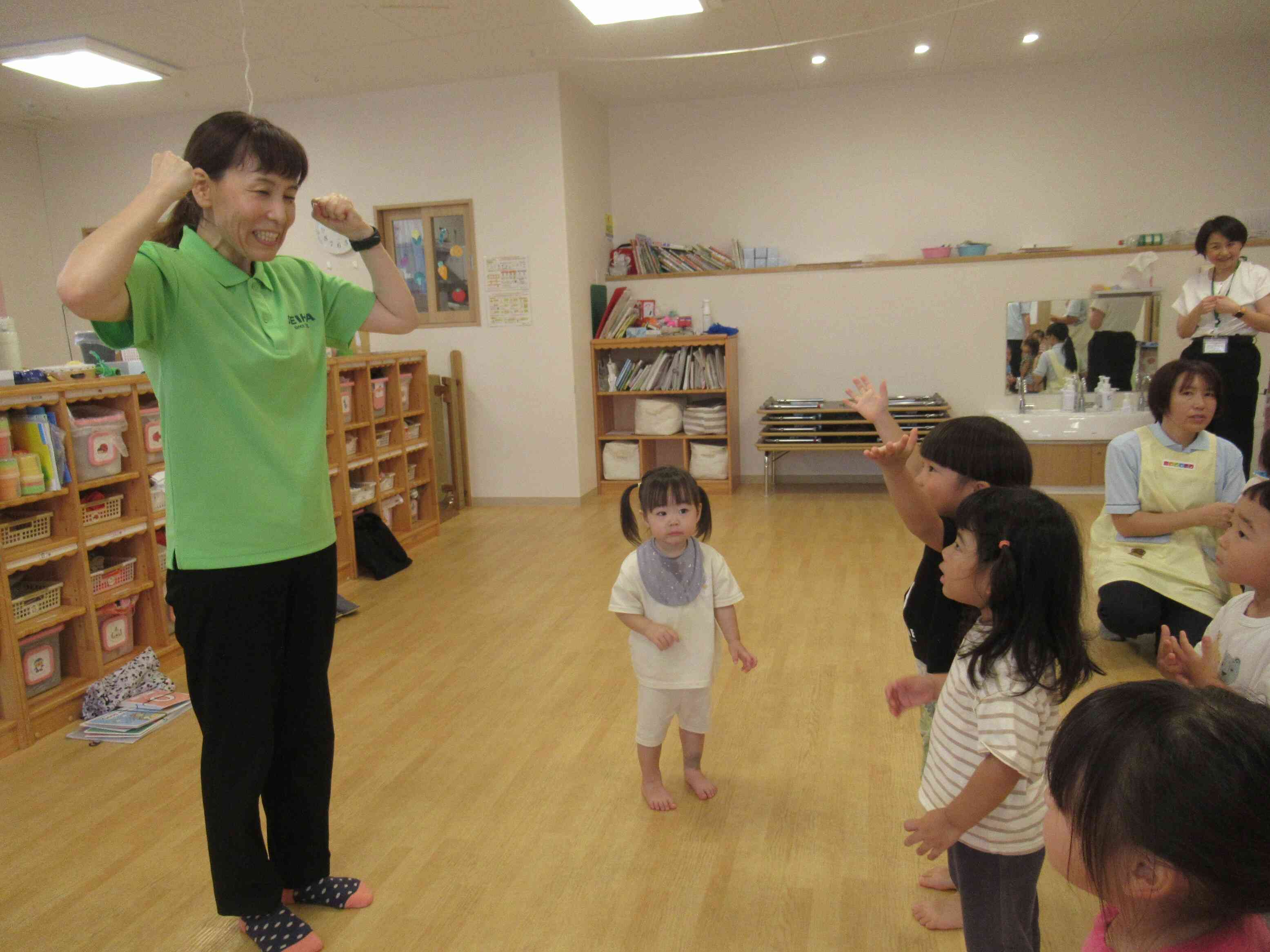英語で遊ぼ！　子どもたちもノリノリです